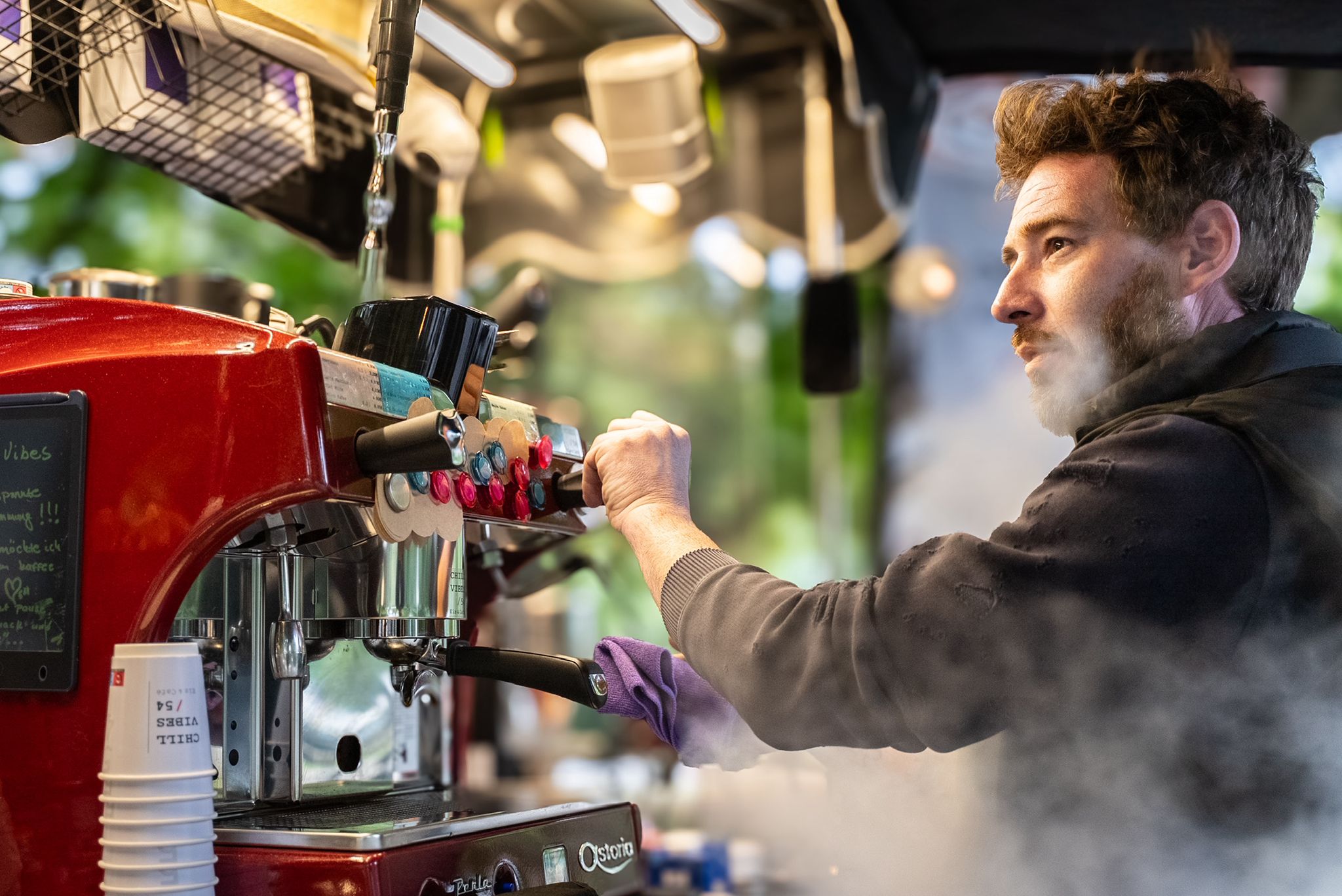 Periklis macht Kaffe.