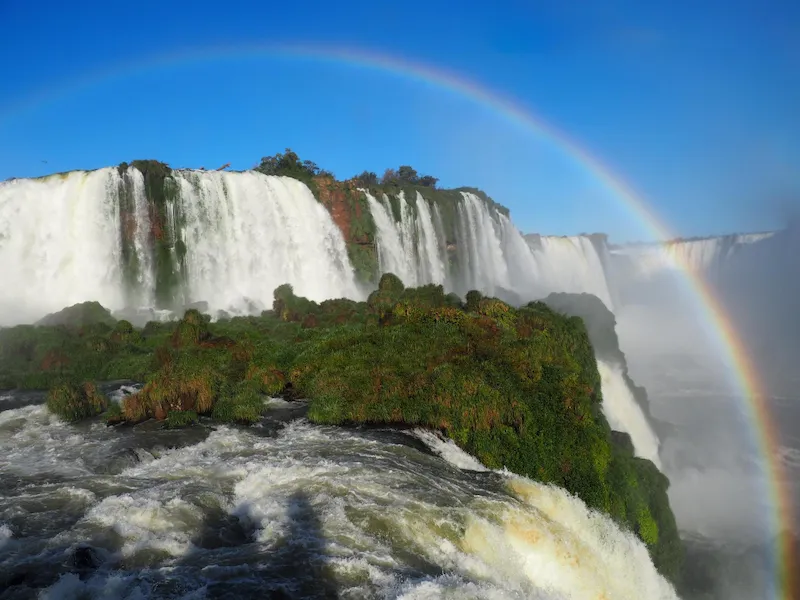 Cataratas do Iguaçu com arco-íris em Foz do Iguaçu