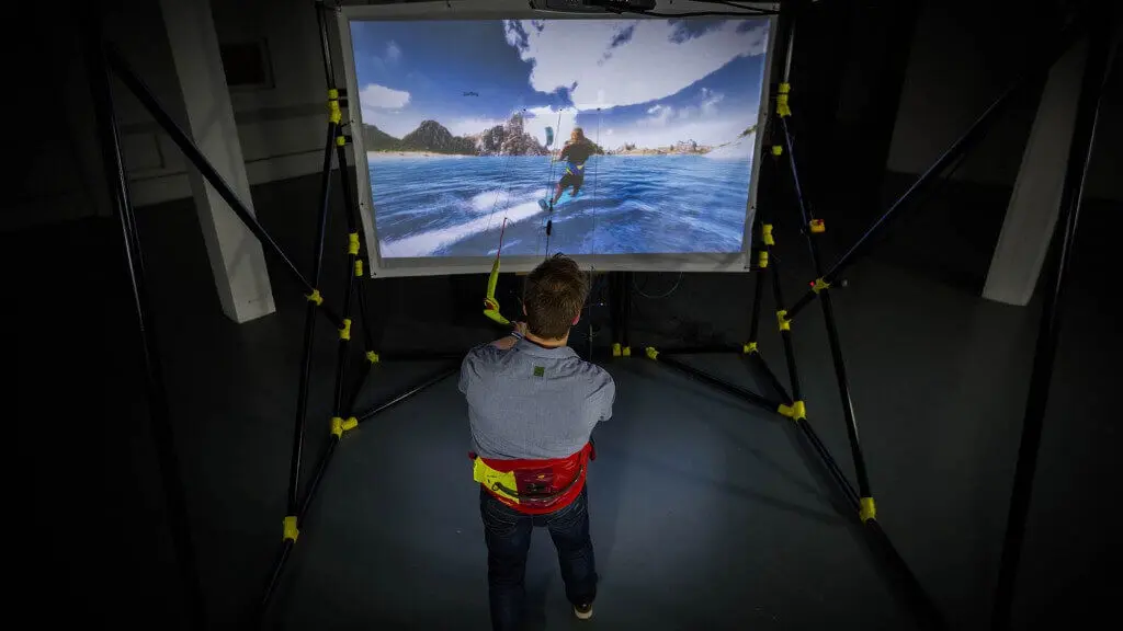 Foto van iemand die de KiteSim gebruikt.