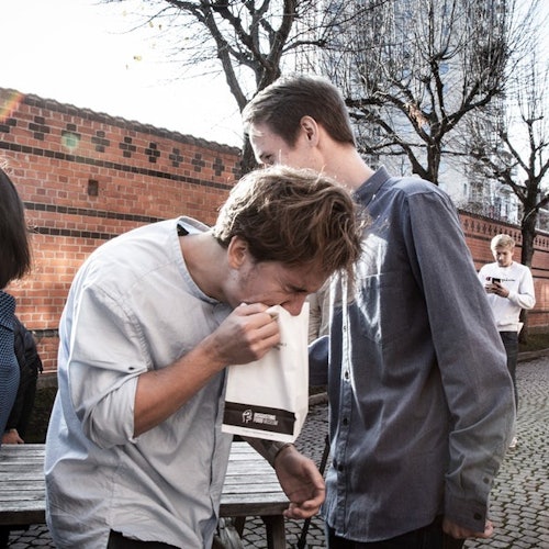 游客在品尝鲱鱼罐头后感觉不适