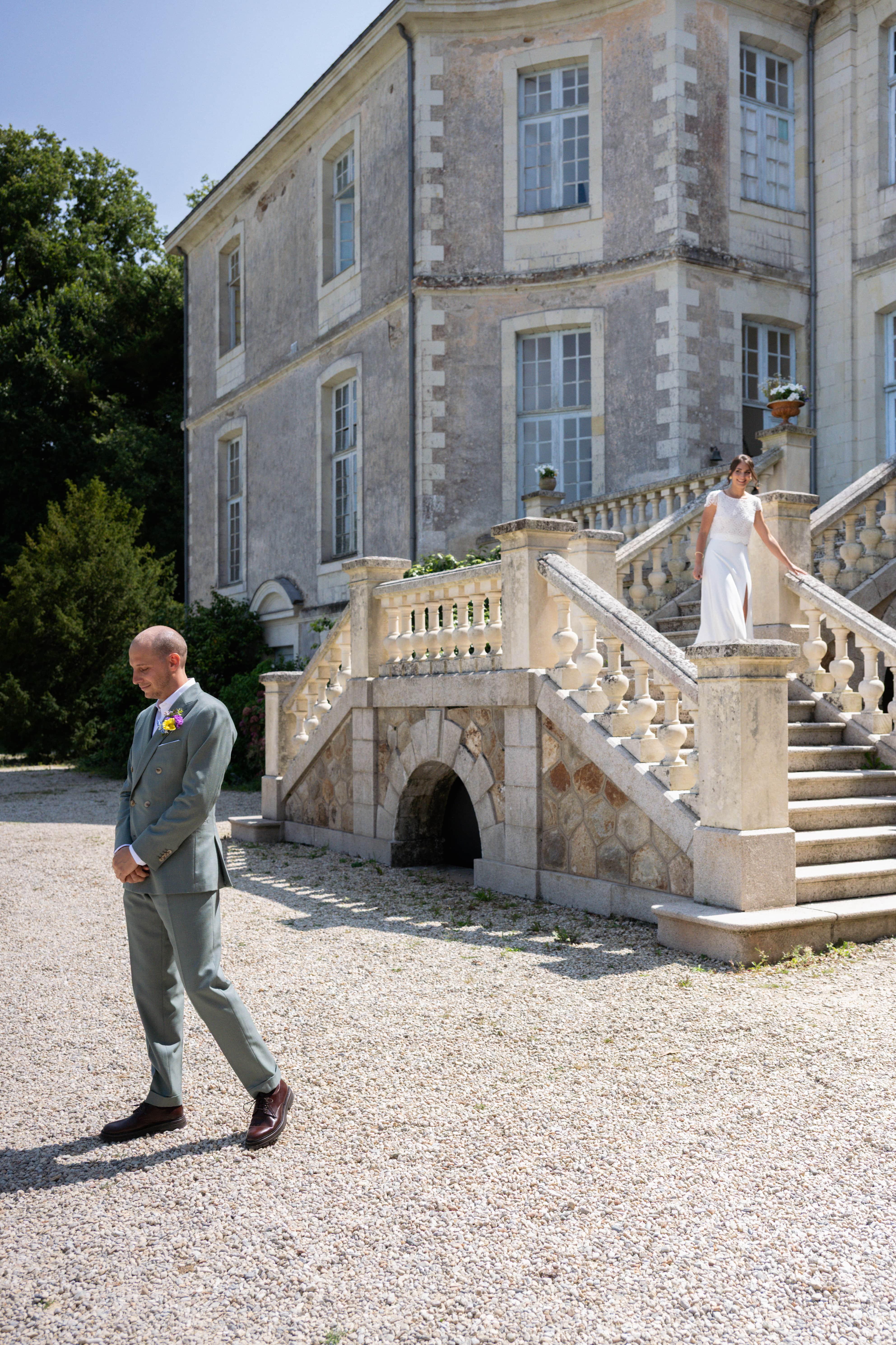 Moments complices en couple / shooting mariage / la découverte des mariés / amour / france / gard occitanie