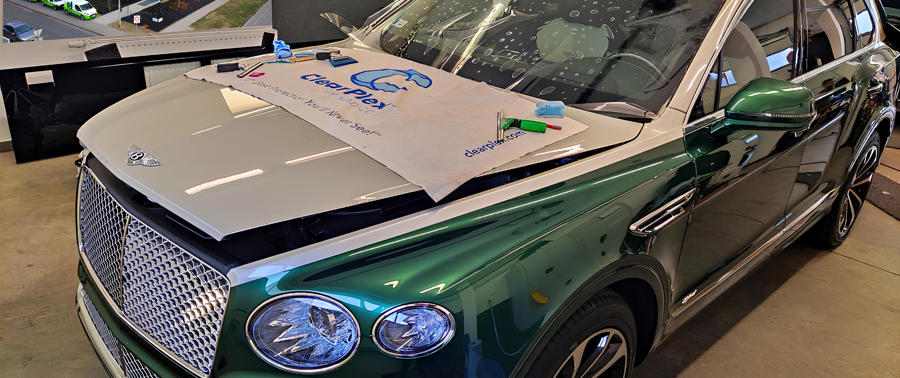 Szélvédő fóliázás és védelem Clearplex fóliával Bentley Bentayga autón