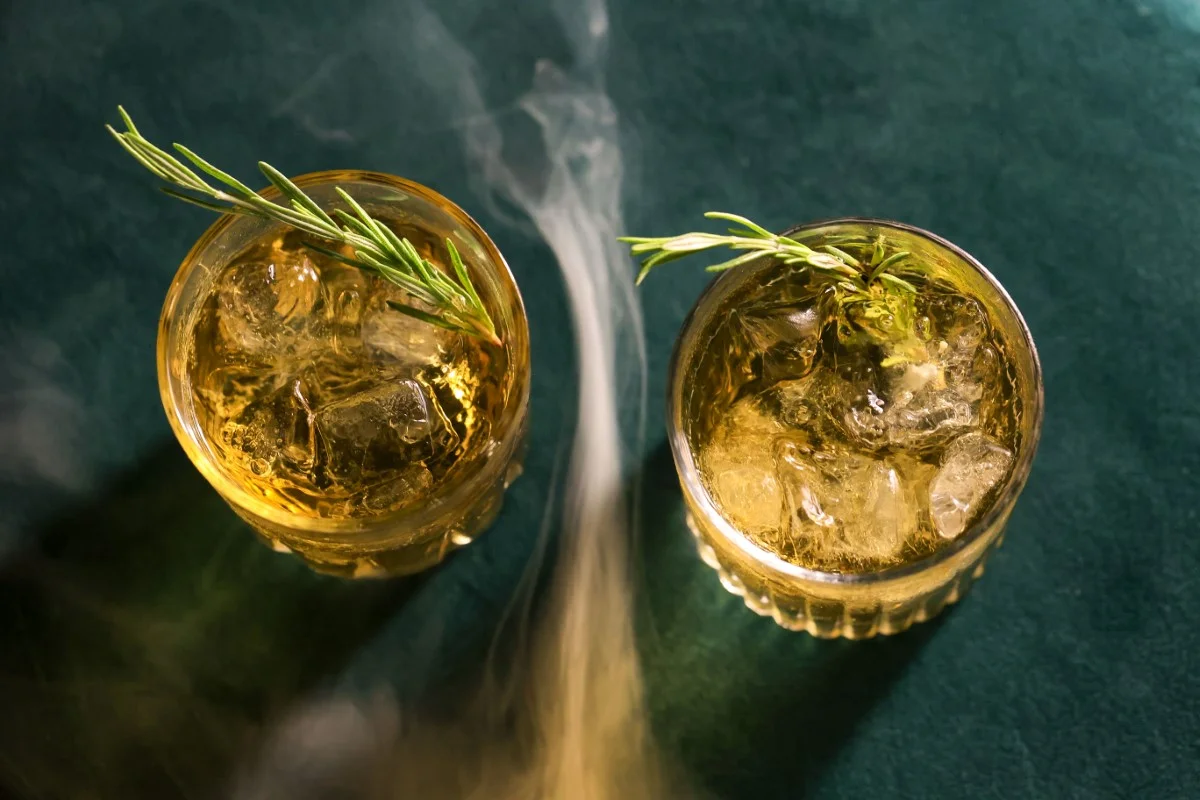 eleganckie koktajle na wesele w wykonaniu barmana na wesele