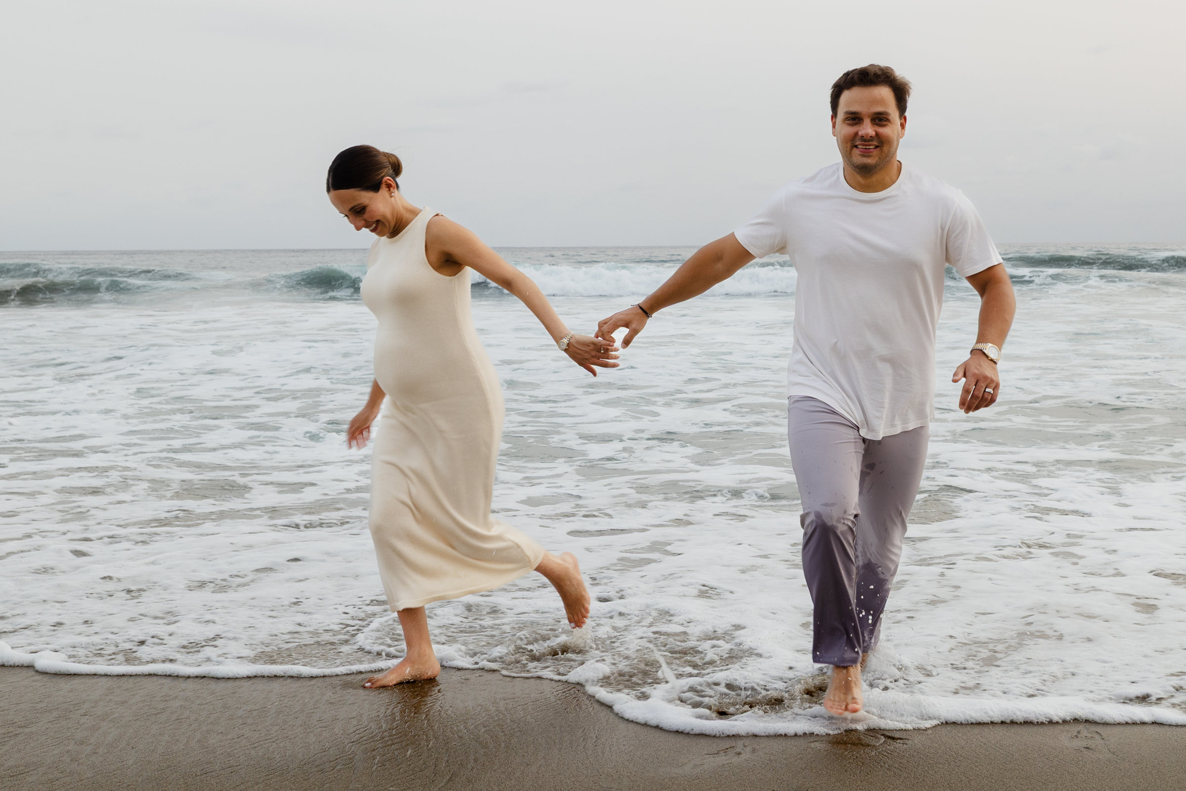Fotografía de maternidad en la playa en Puerto Escondido