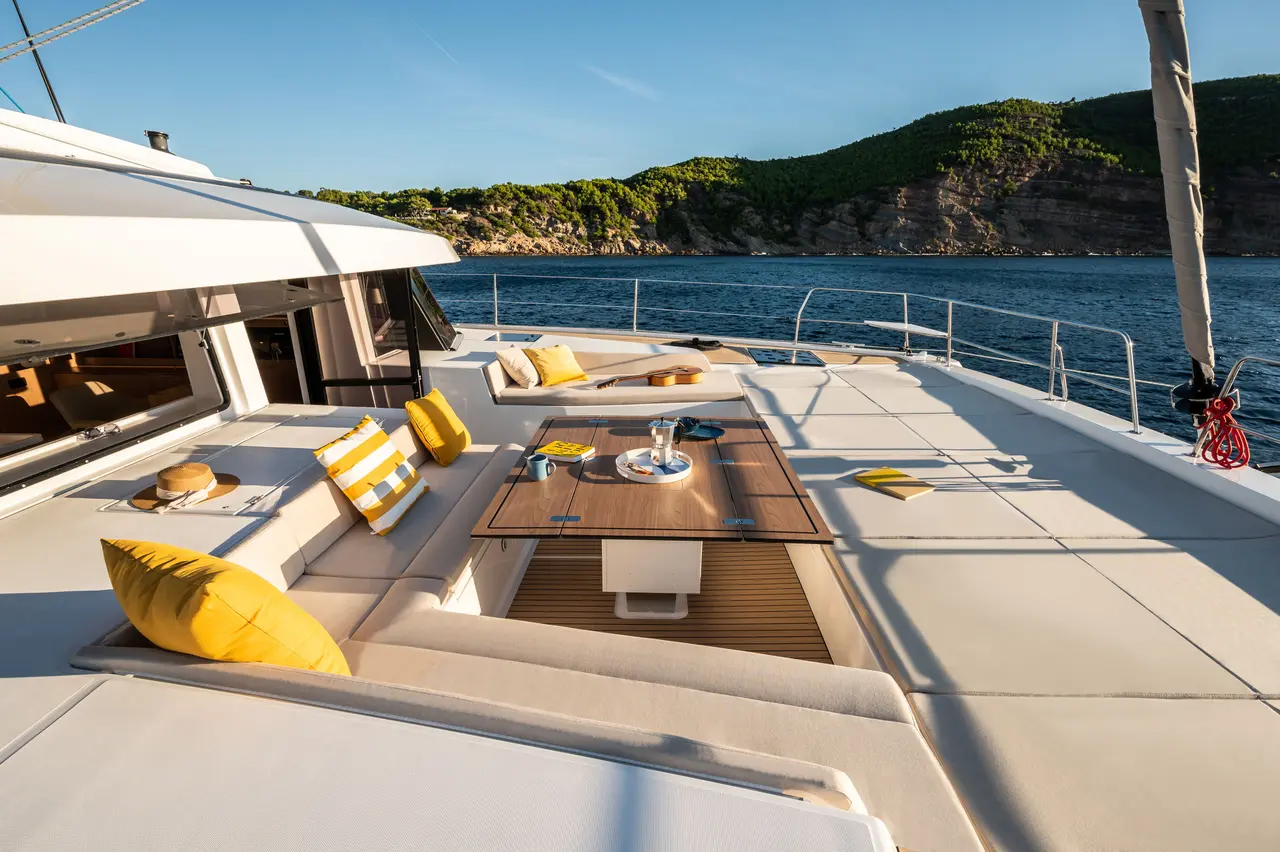 Foredeck solarium of the Bali 5.8