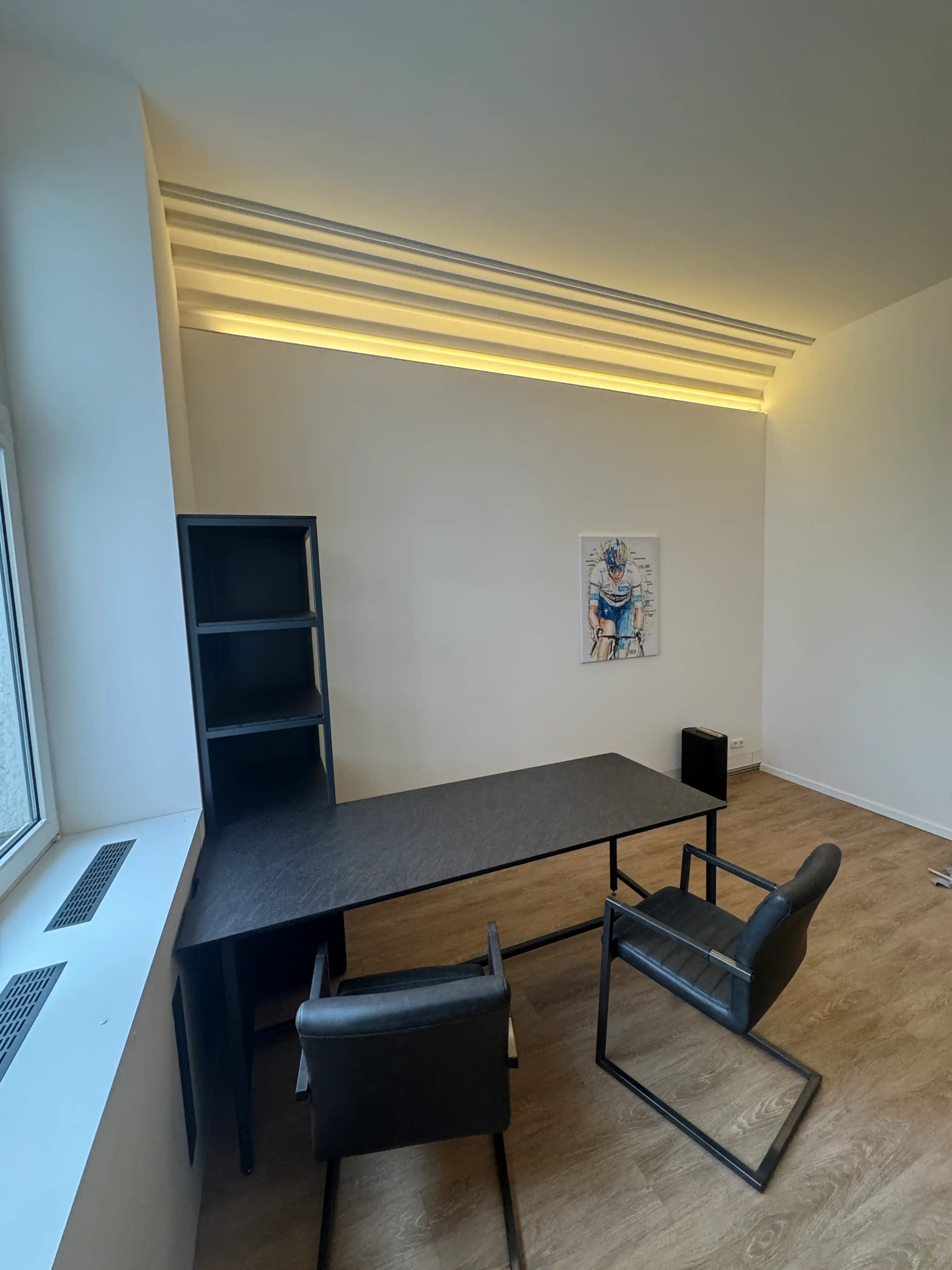 Detailaufnahme der Wellenstruktur der Akustiklampe aus Holz, zeigt Material und handgefertigte Verarbeitung