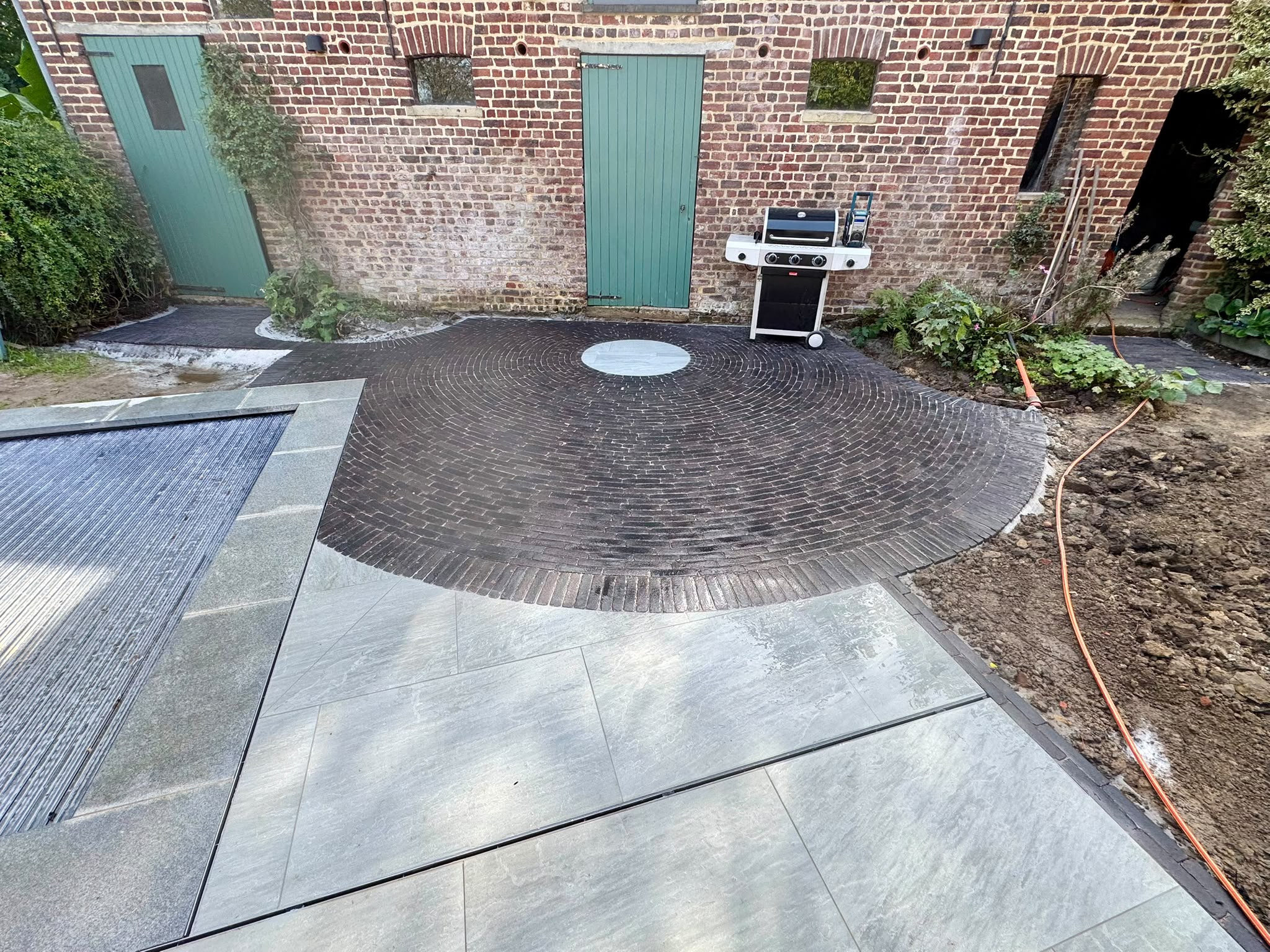Landelijk terras met sierbestrating — Tuinaanleg in Werchter, gerealiseerd door Wilmaerts Tuinaanleg