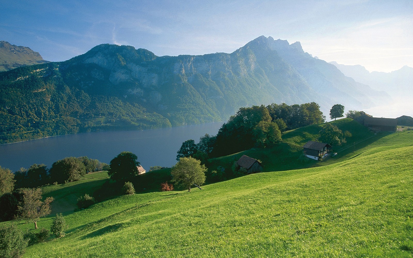 欢迎来到Heidiland，这片风景如画的绿丘、湖泊和背景中的群山将为您带来别样的体验。