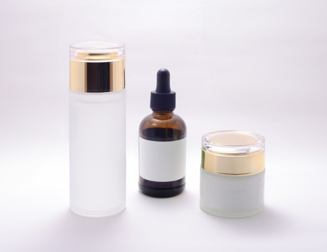 契約書にサインしている手元