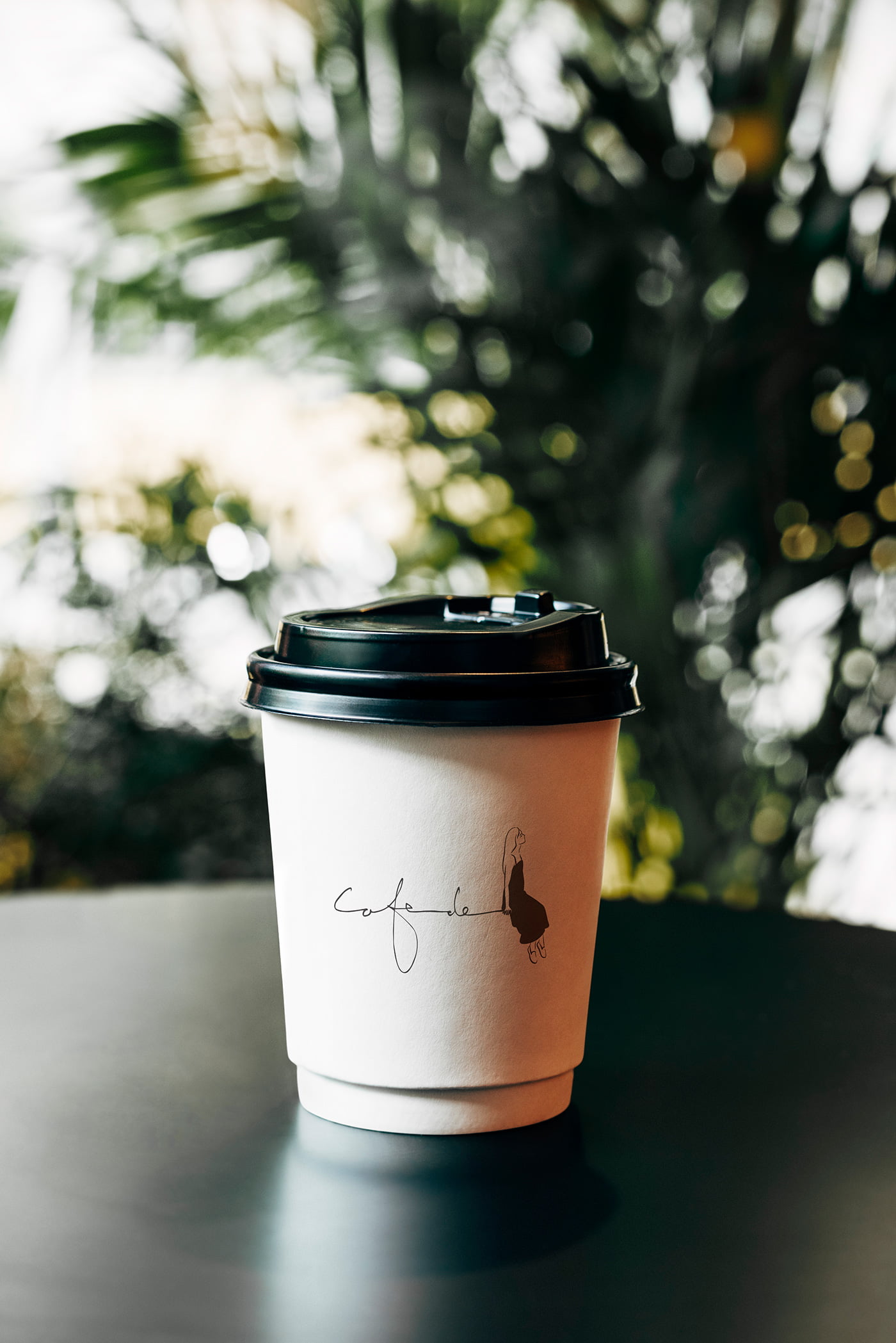 카페 실내 배경 속 페이퍼 컵 로고 적용 제품 컷 – 카페 브랜딩 응용 사례, Cafe de Logo, Studio Underscore