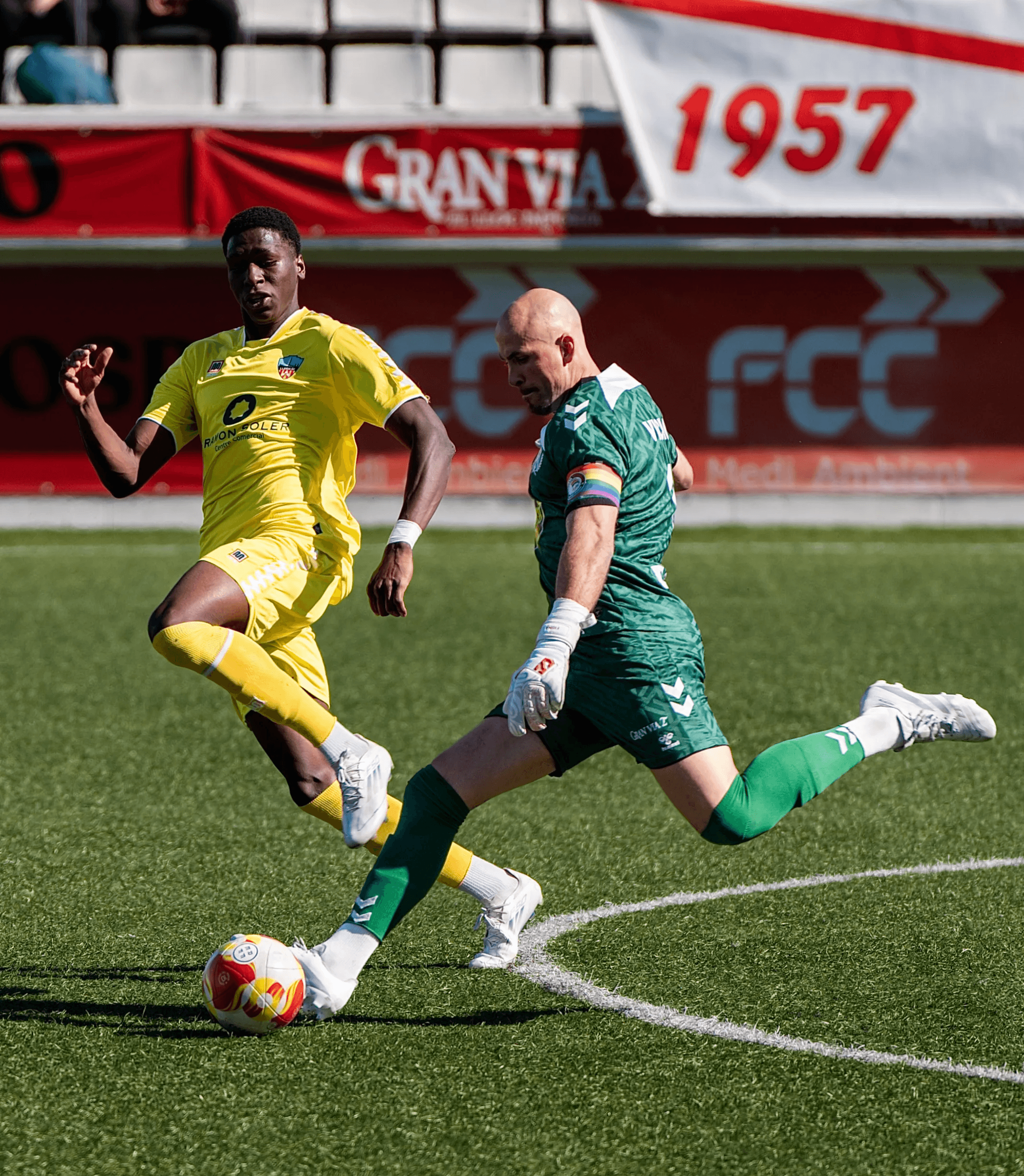 Disparo a gol en el partido Hospitalet FC contra Lleida FC del 22 de febrero de 2026