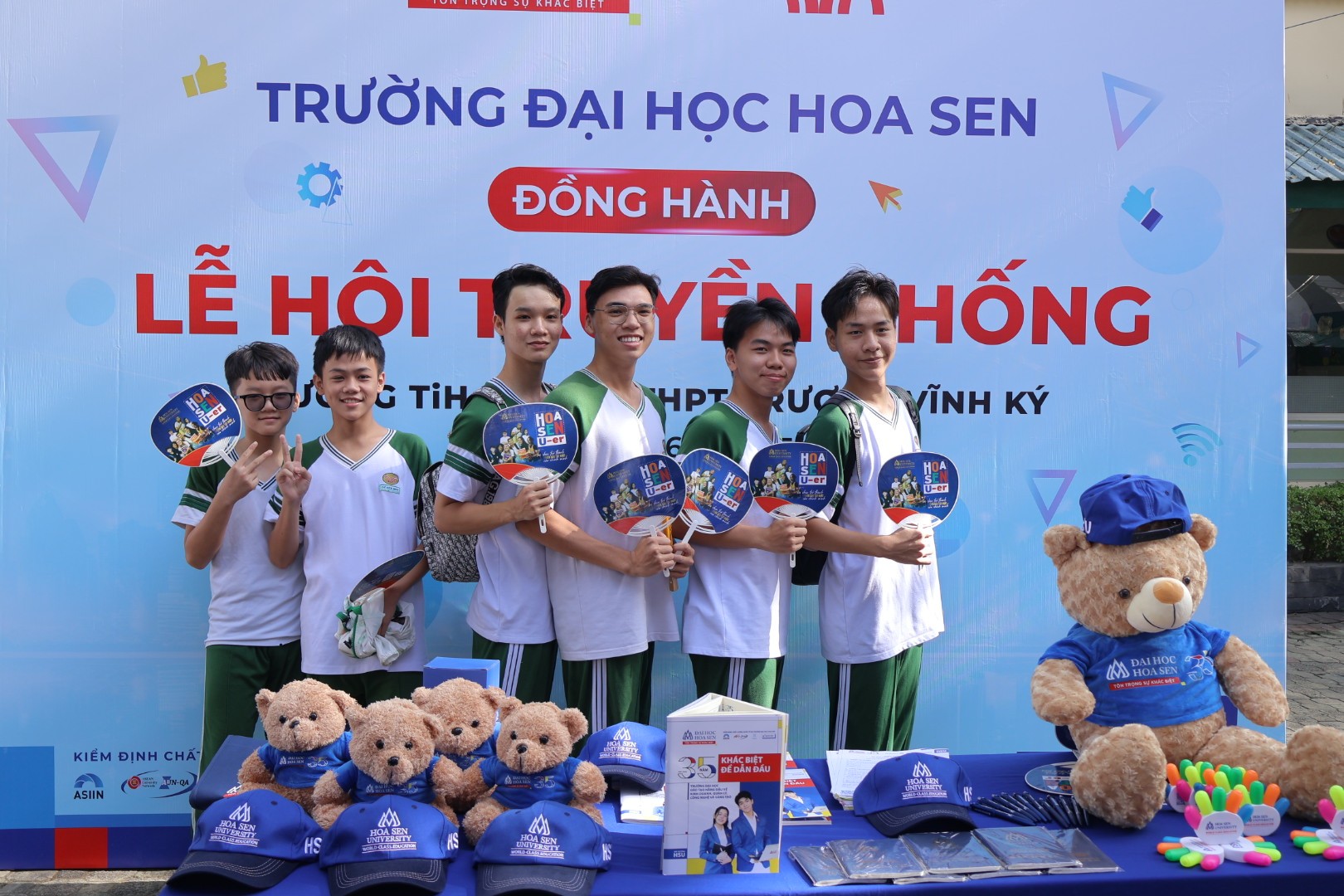 HSU lan tỏa tinh thần học tập tại Lễ hội Truyền thống Trường Trương Vĩnh Ký