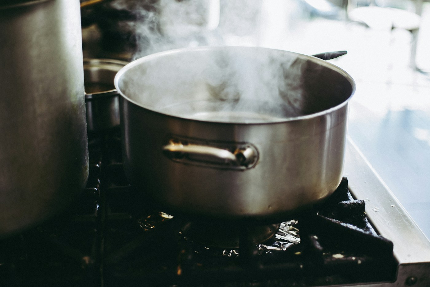 Stainless steel cooking pot with lid