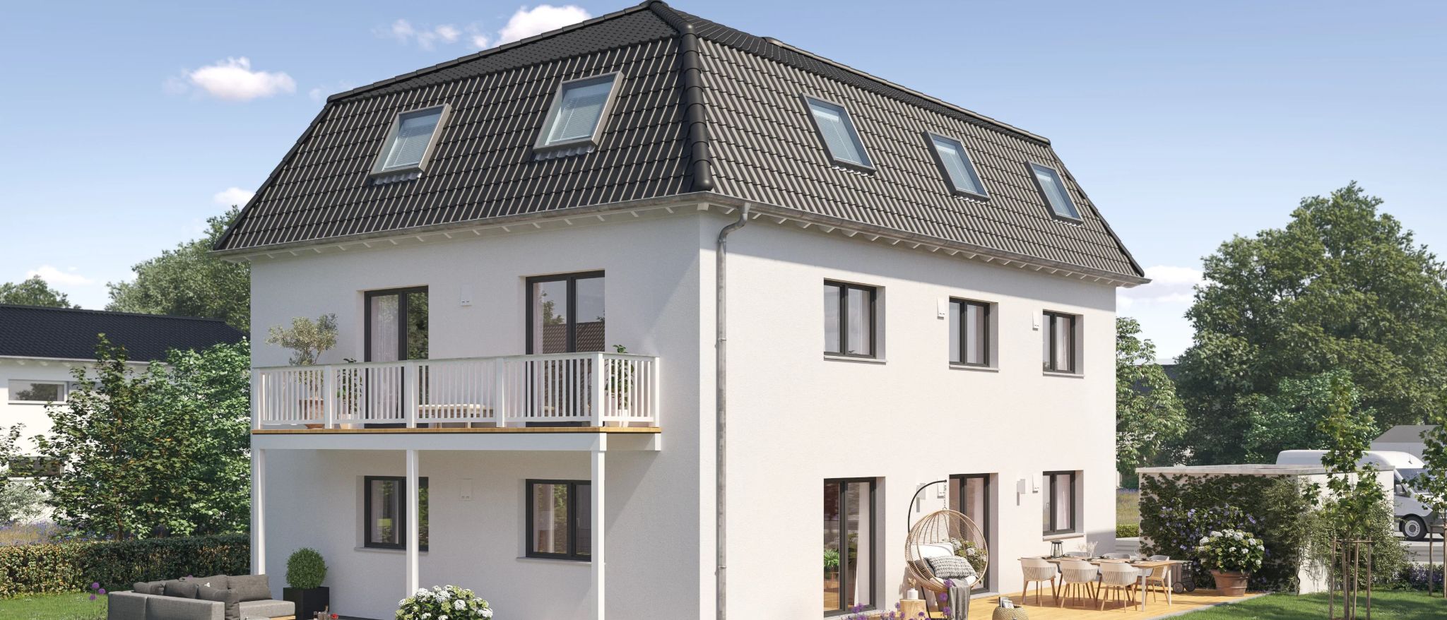 Modernes Einfamilienhaus mitMansarddach, weißen Fassaden, Balkon und Gartenmöbeln im Grünen.