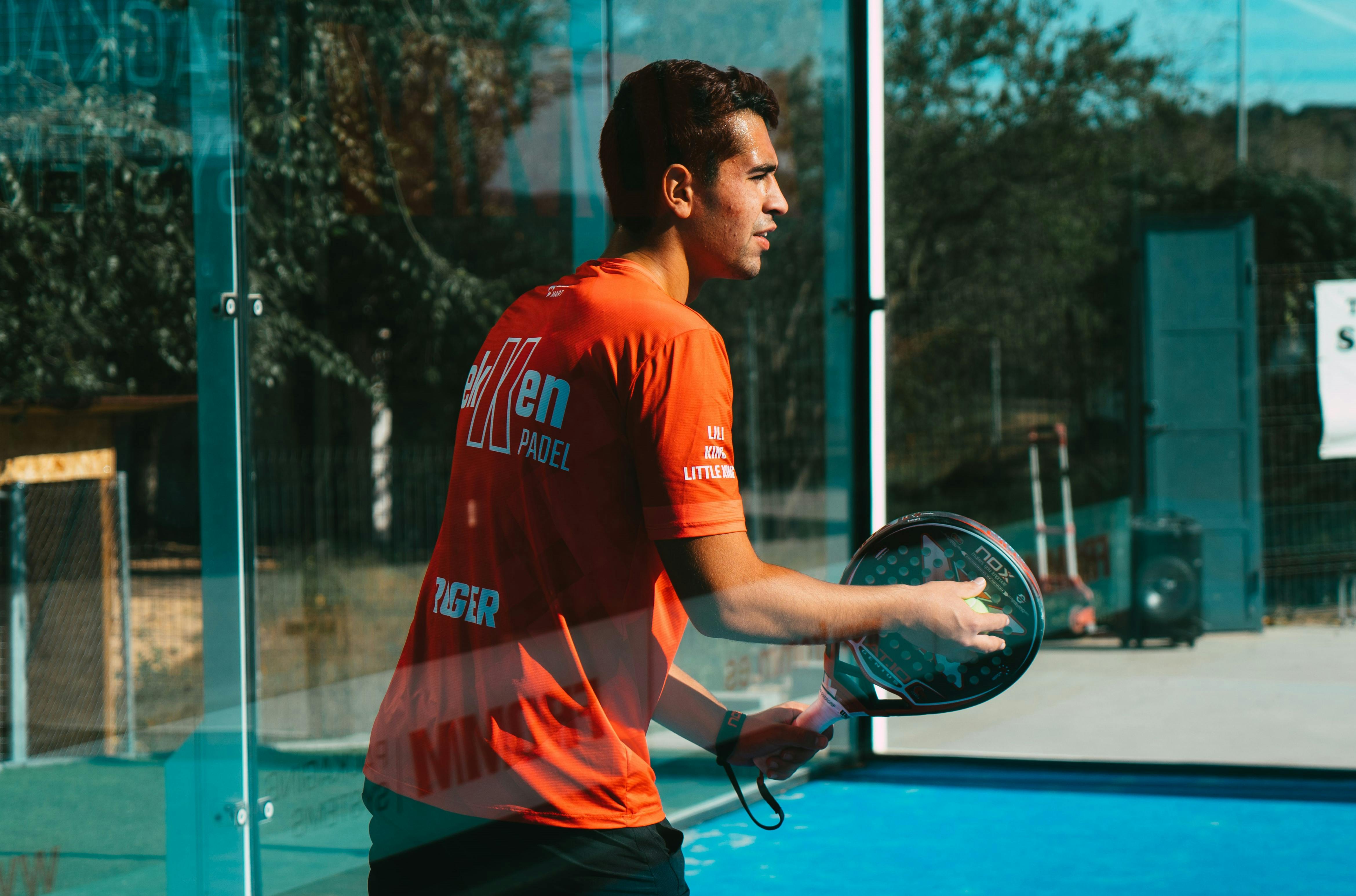 Padelbaan op Montjuïc, ideaal om met een groep te spelen op een zonnige dag in Barcelona.
