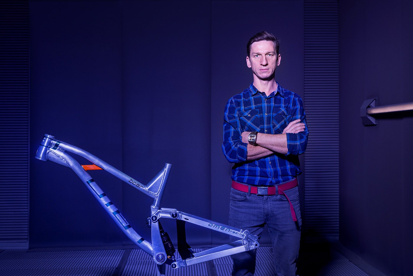 rama rowerowa z mężczyzną po prawej