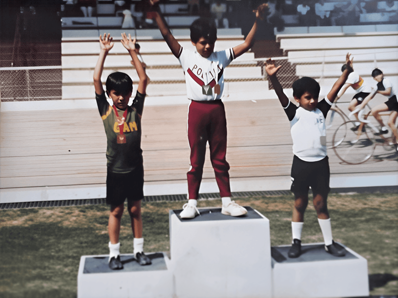 Marco Navarro en primer lugar del podio infantil en el Velódromo Agustín Melgar, durante sus primeros años como ciclista.