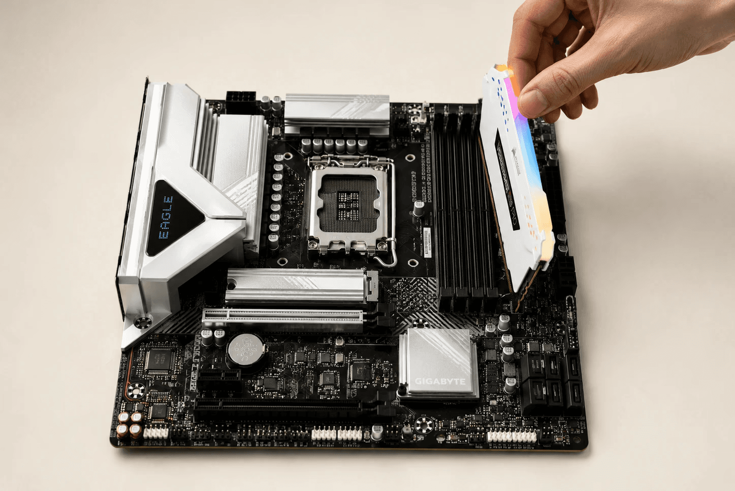 Técnico instalando memoria RAM en la placa base durante la reparación de un ordenador