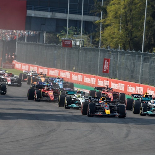 F1 汽車在艾爾多羅莫·艾爾曼諾斯·羅德里格斯賽道上比賽