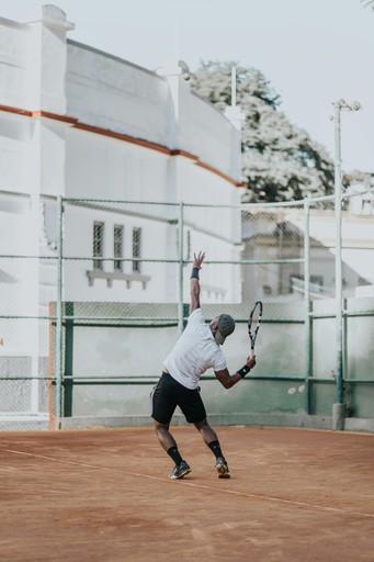 persona jugando a tenis