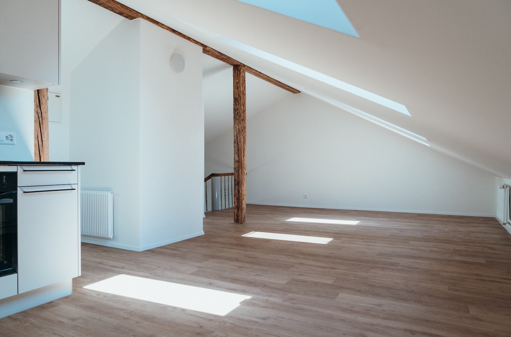 Ausgebauter und renovierter Dachstock mit modernen Innenräumen.