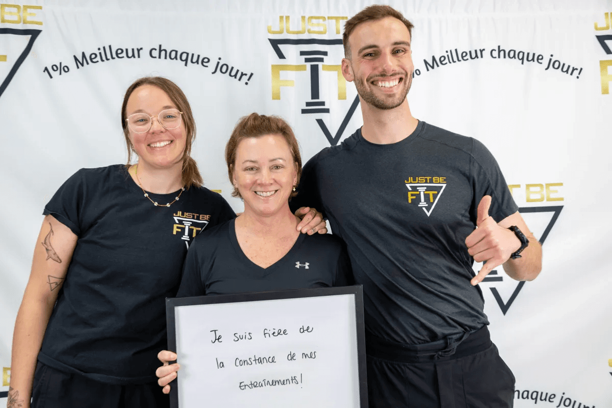 Camille Landry et Étienne Gillard avec une cliente fière de la constance de ses entraînements chez Just Be Fit.
