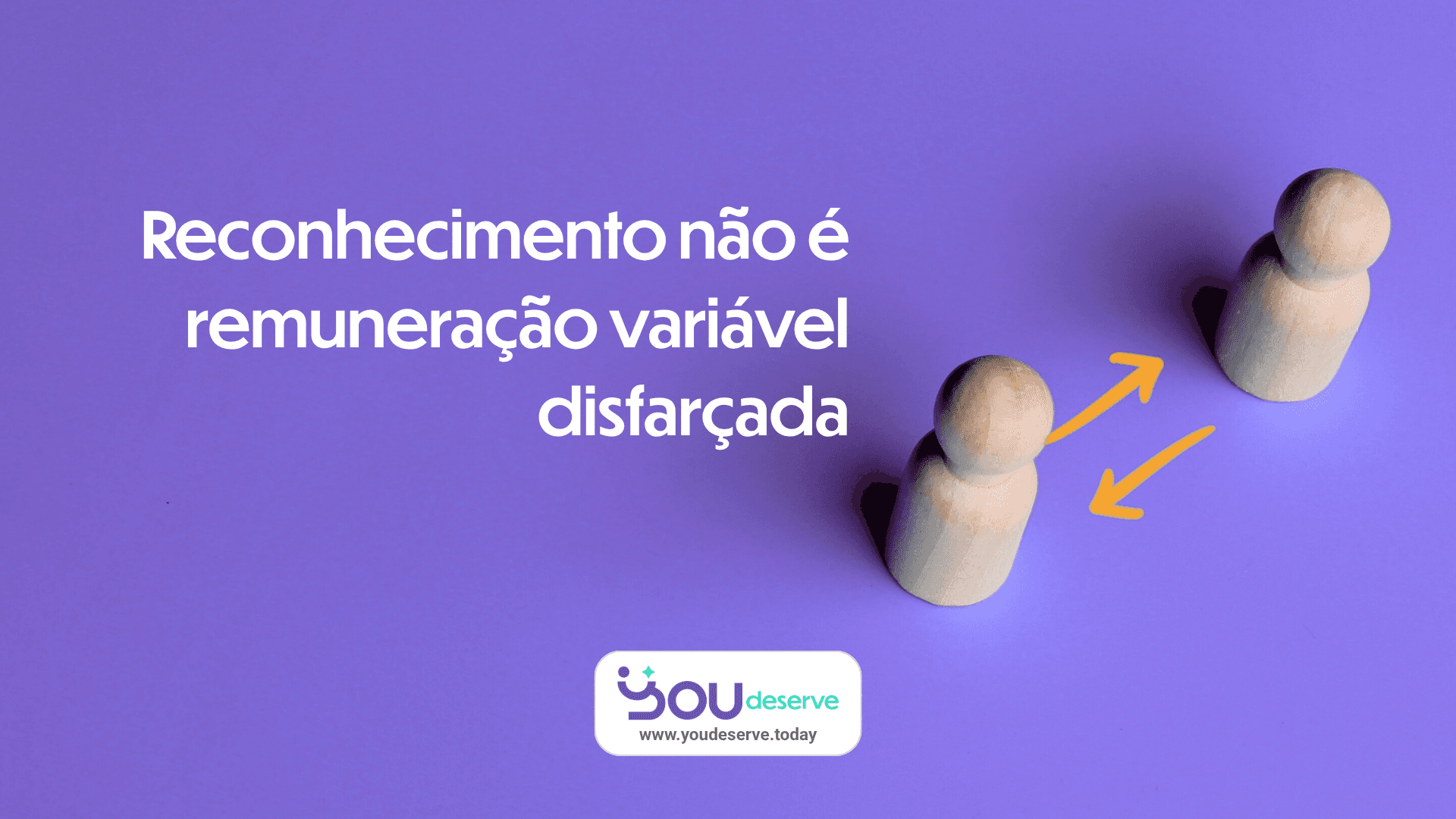 Peças de madeira sobre fundo roxo com setas apontando em duas direções, ilustrando a diferença entre reconhecimento e remuneração variável