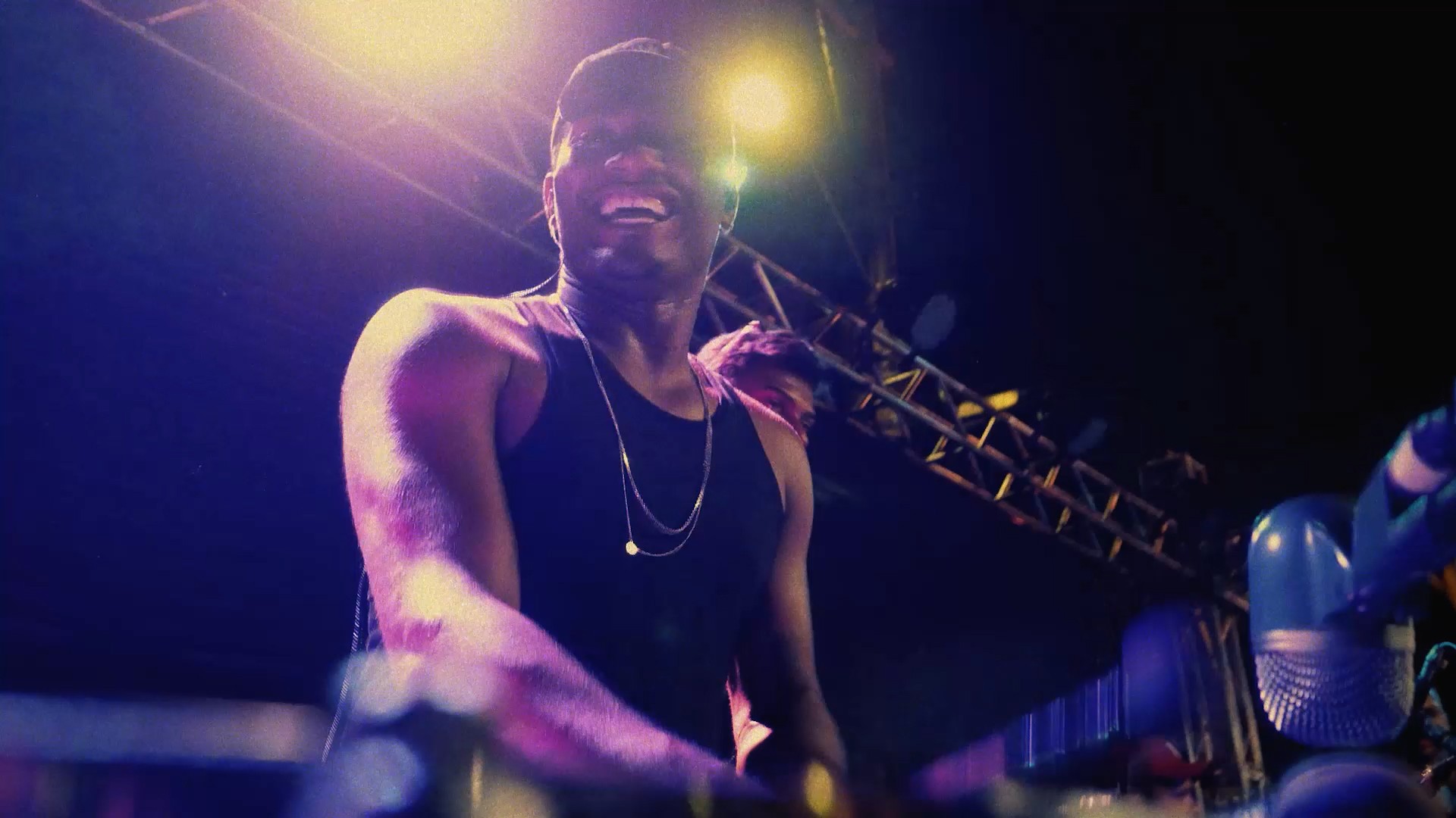 Live concert video of a musician playing at A Outra Margem festival