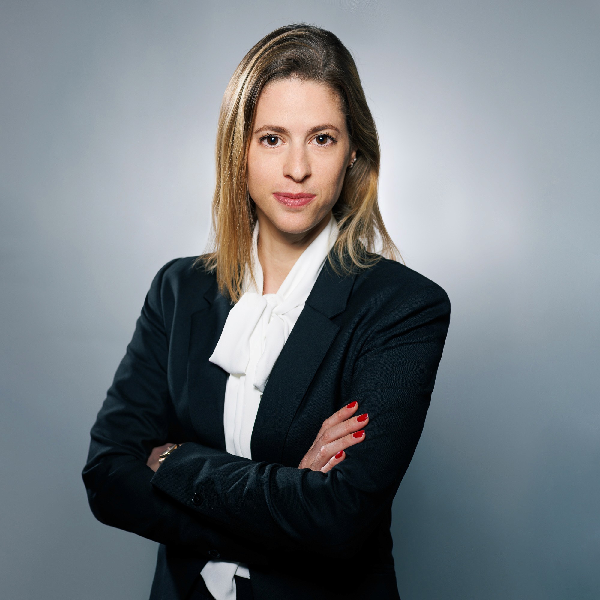 Portrait de Maître Aline Macron, avocate au barreau de Paris.