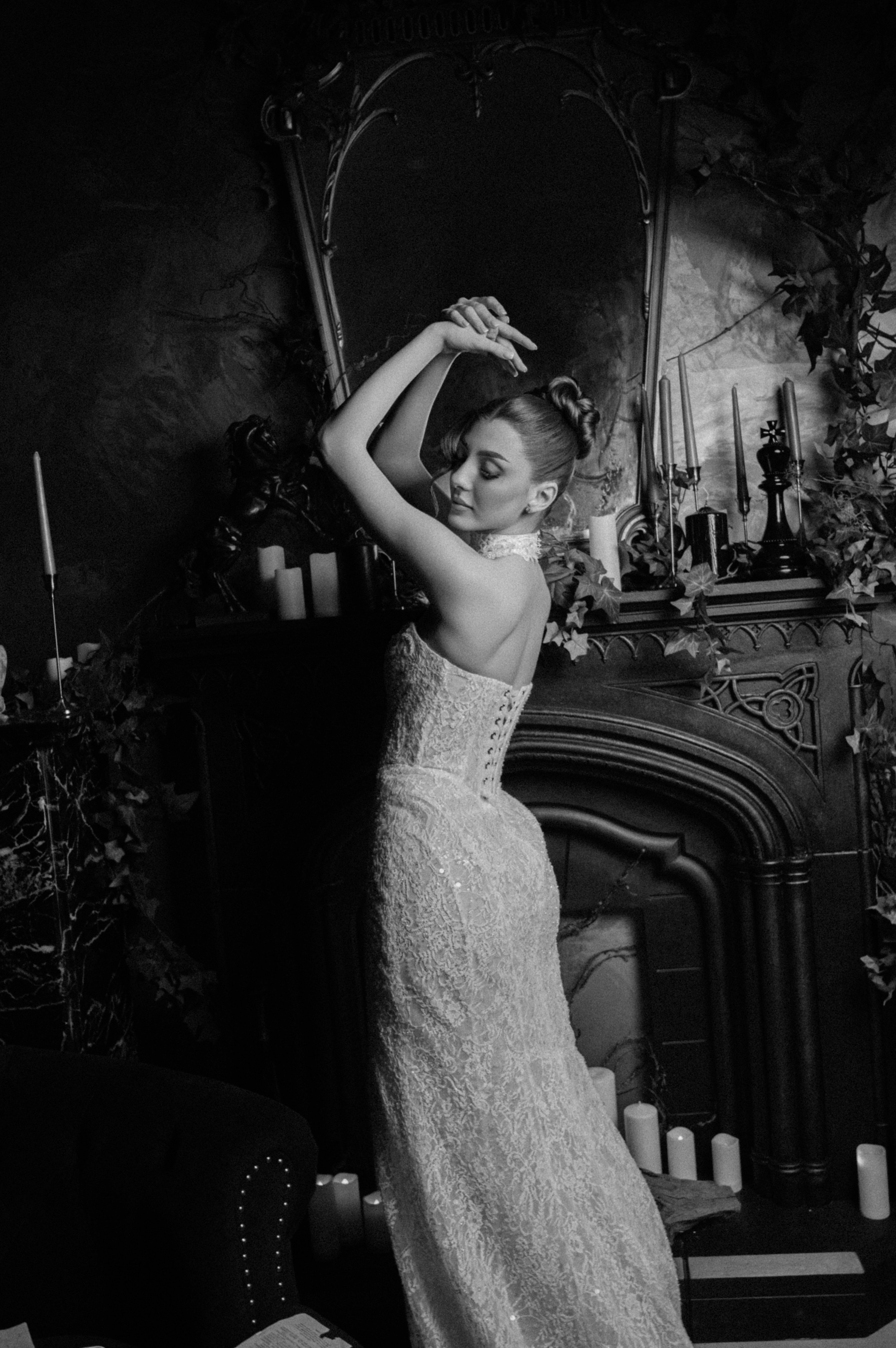 Portret alb-negru de mireasă cu brațele ridicate și lumină cinematică, fotografie de nuntă editorială în București