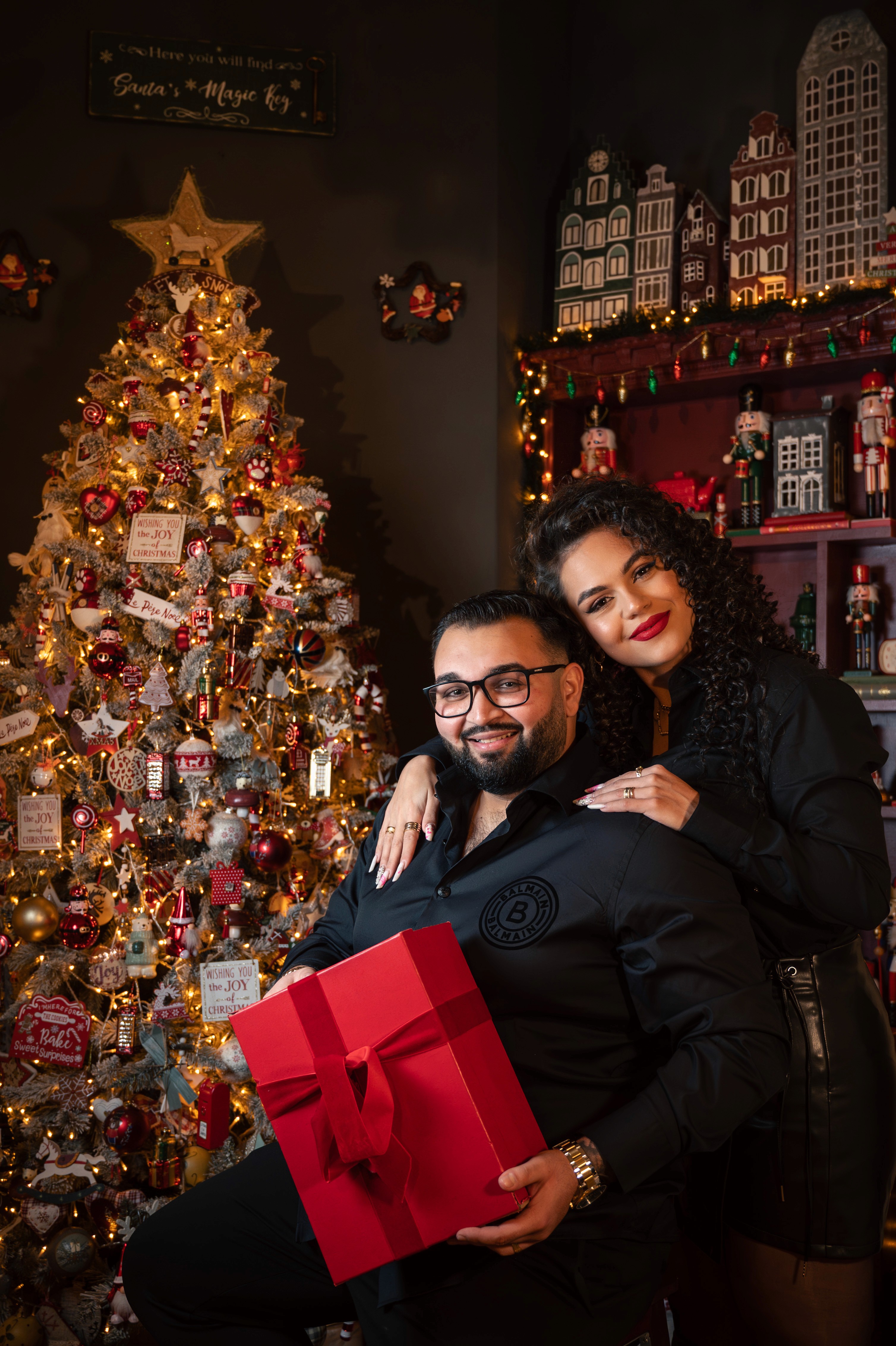 Ședință foto de cuplu de Crăciun într-un decor elegant cu brad bogat