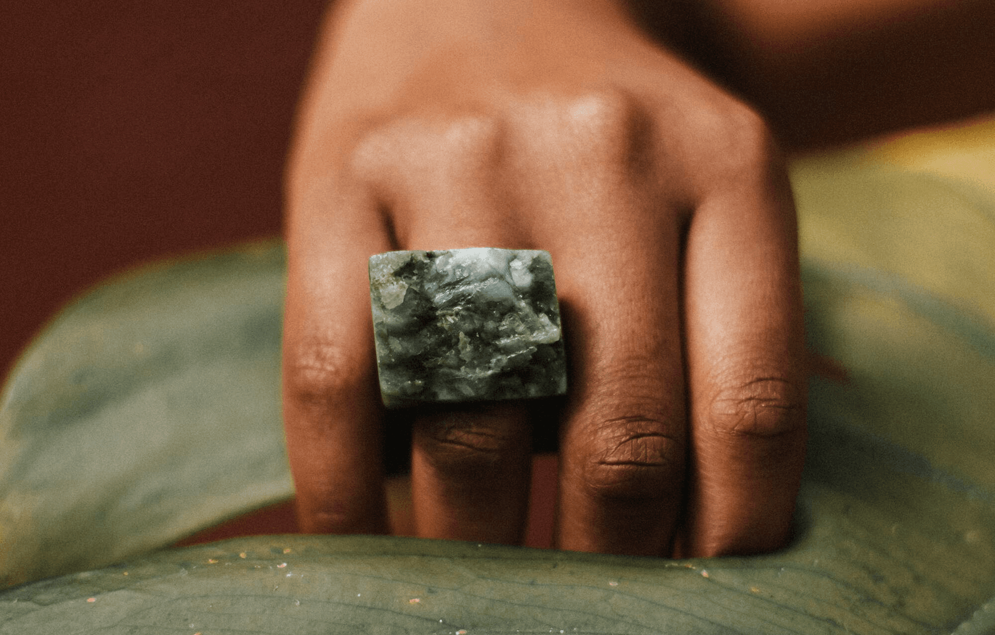 Camatkarasana (Postura do Cão Selvagem). Essa pose é uma variação da prancha lateral, onde uma mão e um pé tocam o chão enquanto o corpo se abre para trás em um arco.