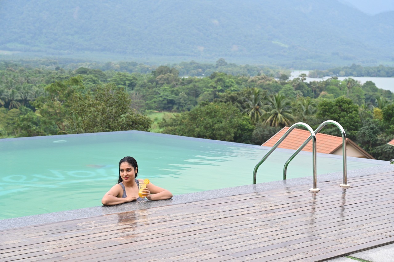 Infinity Swimming Pool at Au Revoir Resort – A serene escape with breathtaking views. Enjoy a luxurious swimming experience at the best resort with a private pool. Perfect for relaxation and rejuvenation