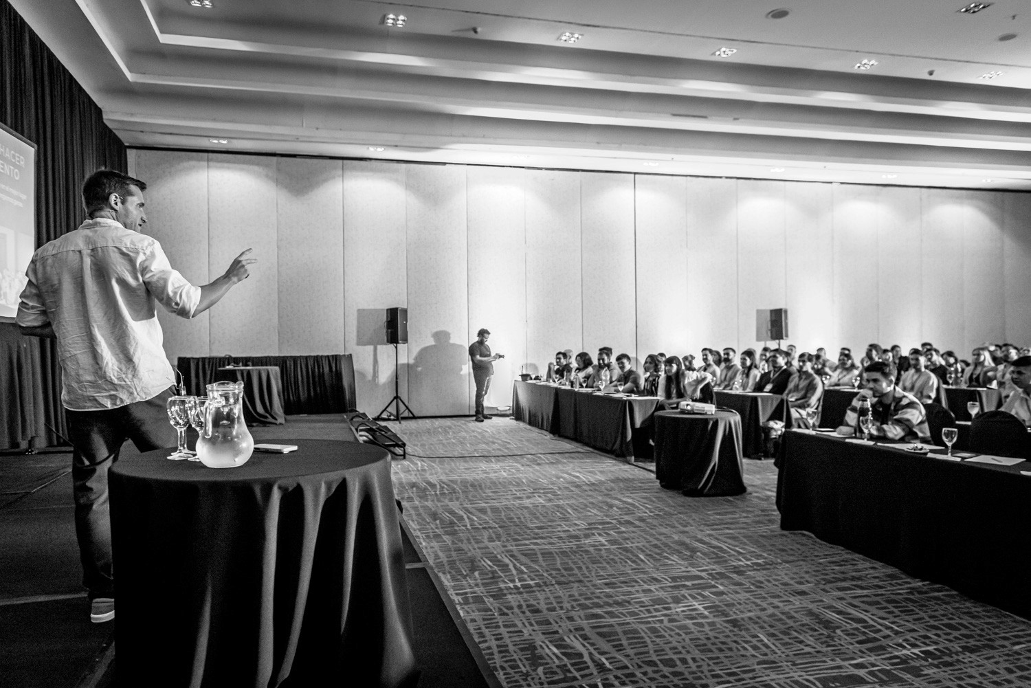 Marcos con brazos abiertos ofreciendo solución