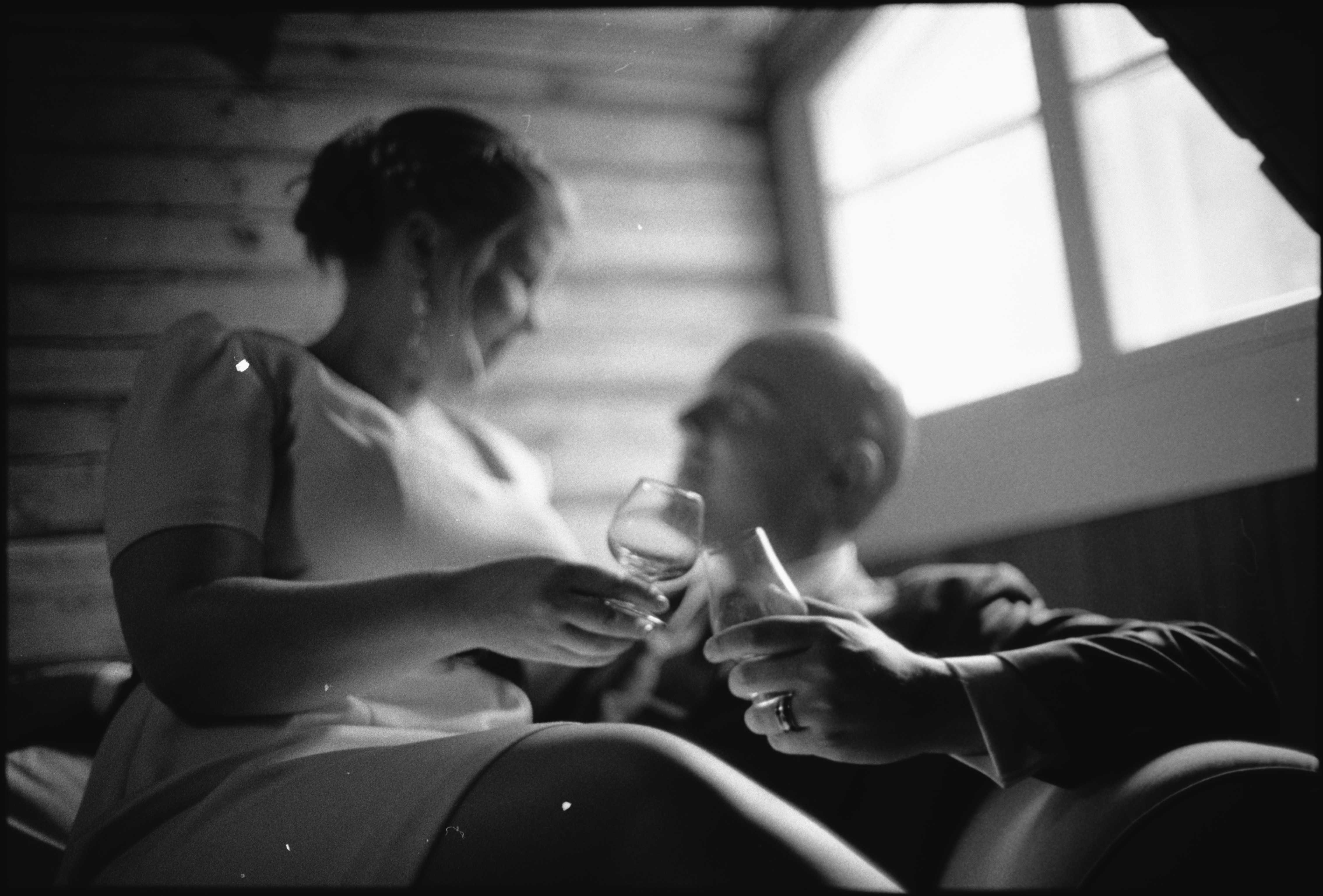 Morsiuspari mustavalkofilmillä, Leica M6 — hääkuvaus filmille