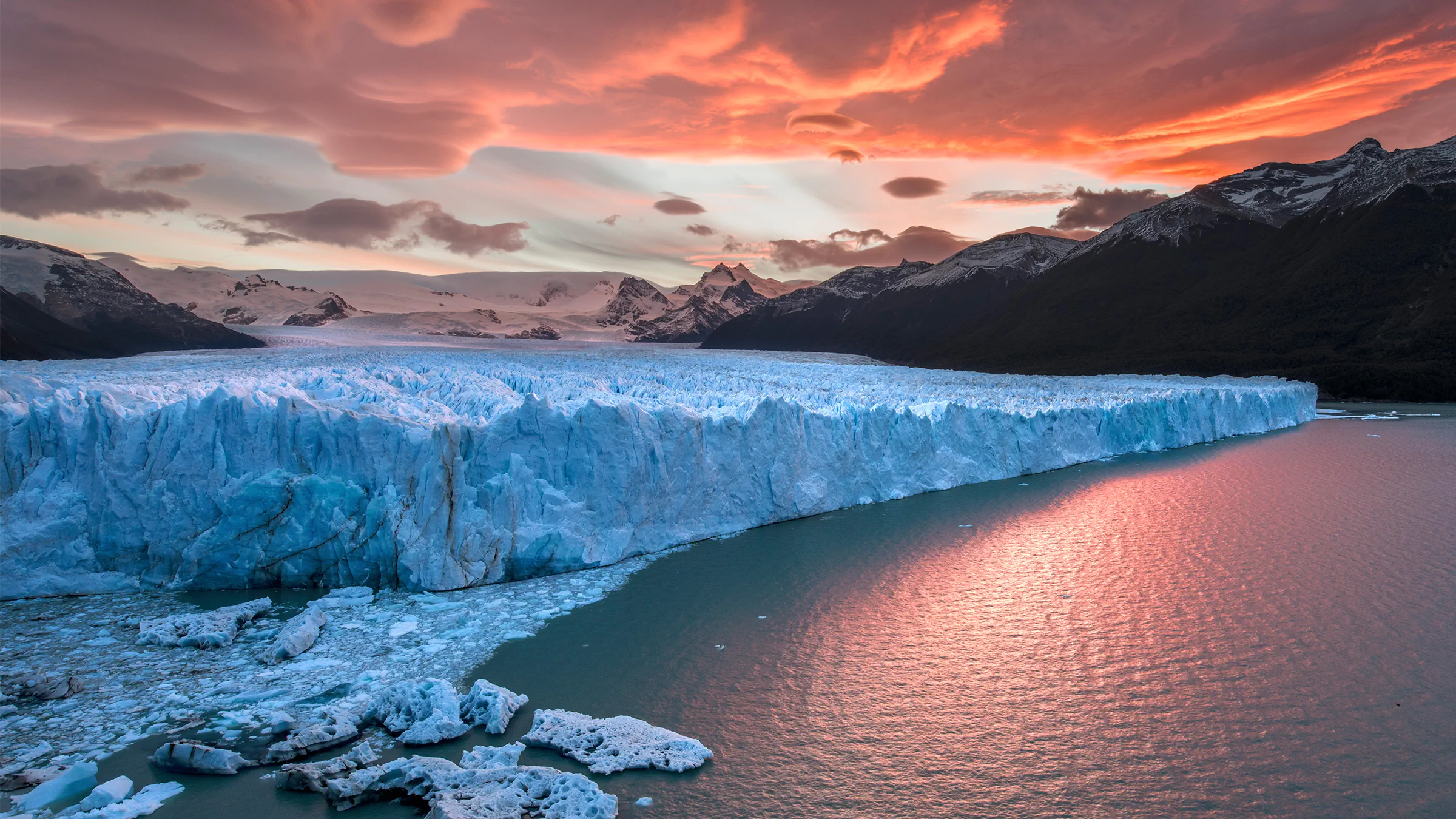Machu Picchu, antiga cidade inca no Peru, cercada pelas montanhas da Cordilheira dos Andes e pela vegetação verde da região