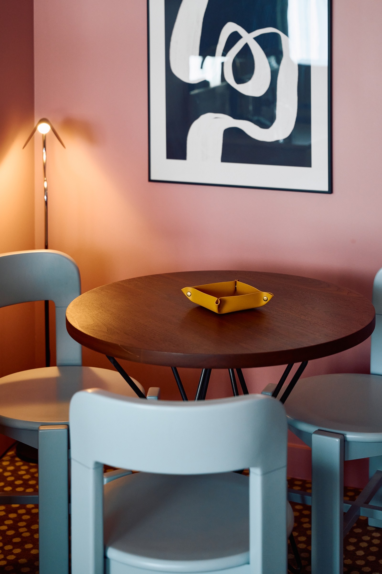 Table and chairs in room