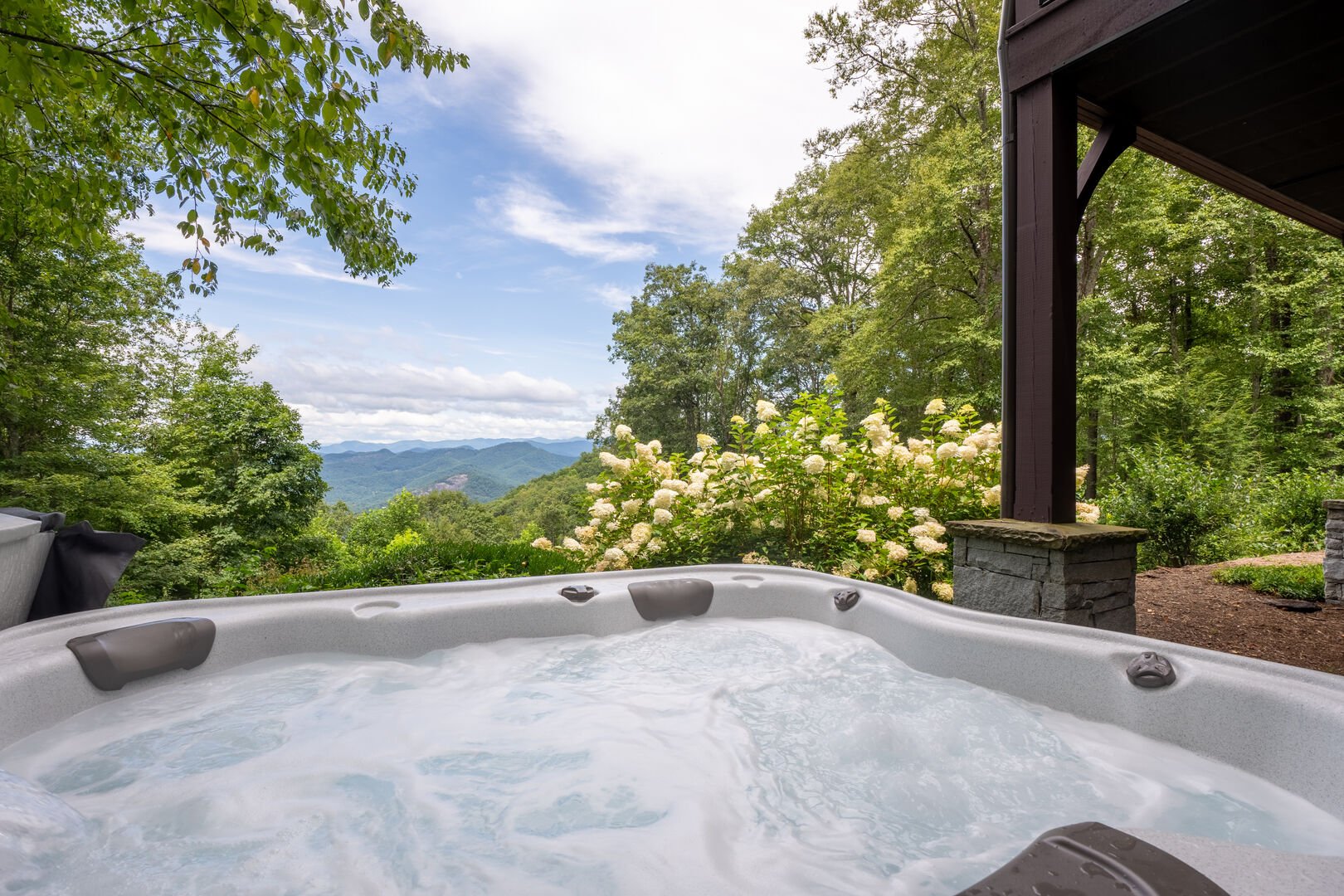 Deck Hot Tub at Purple Top Retreat