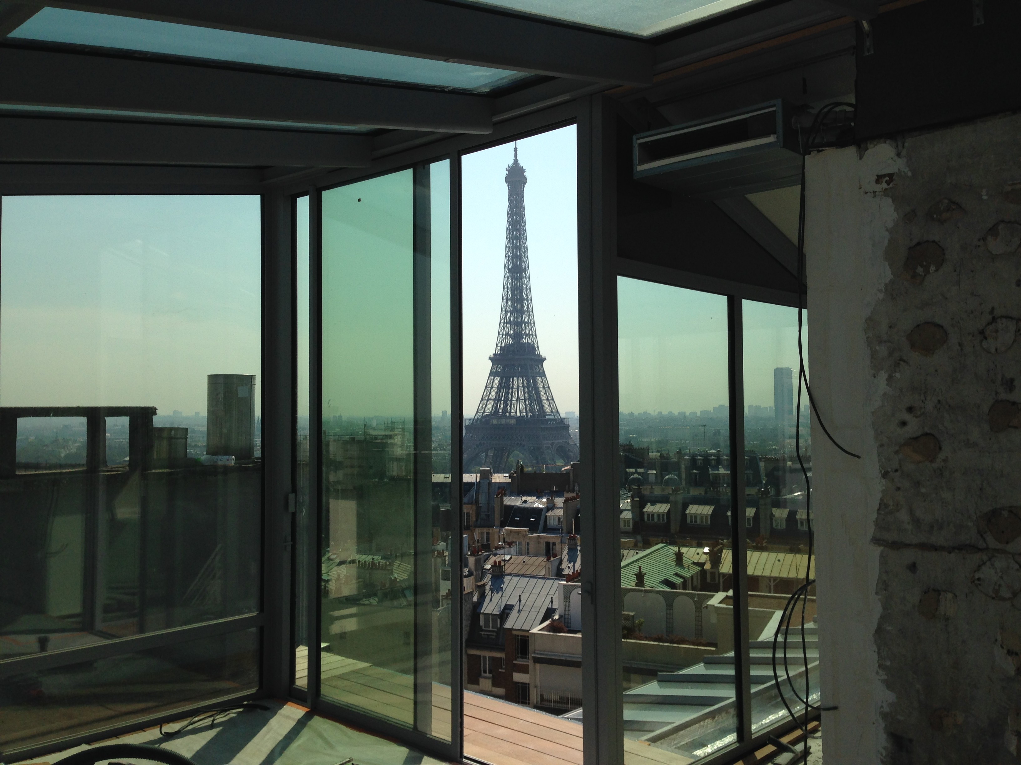 Baie vitrée - sur les toits de Paris - Tour Eiffel