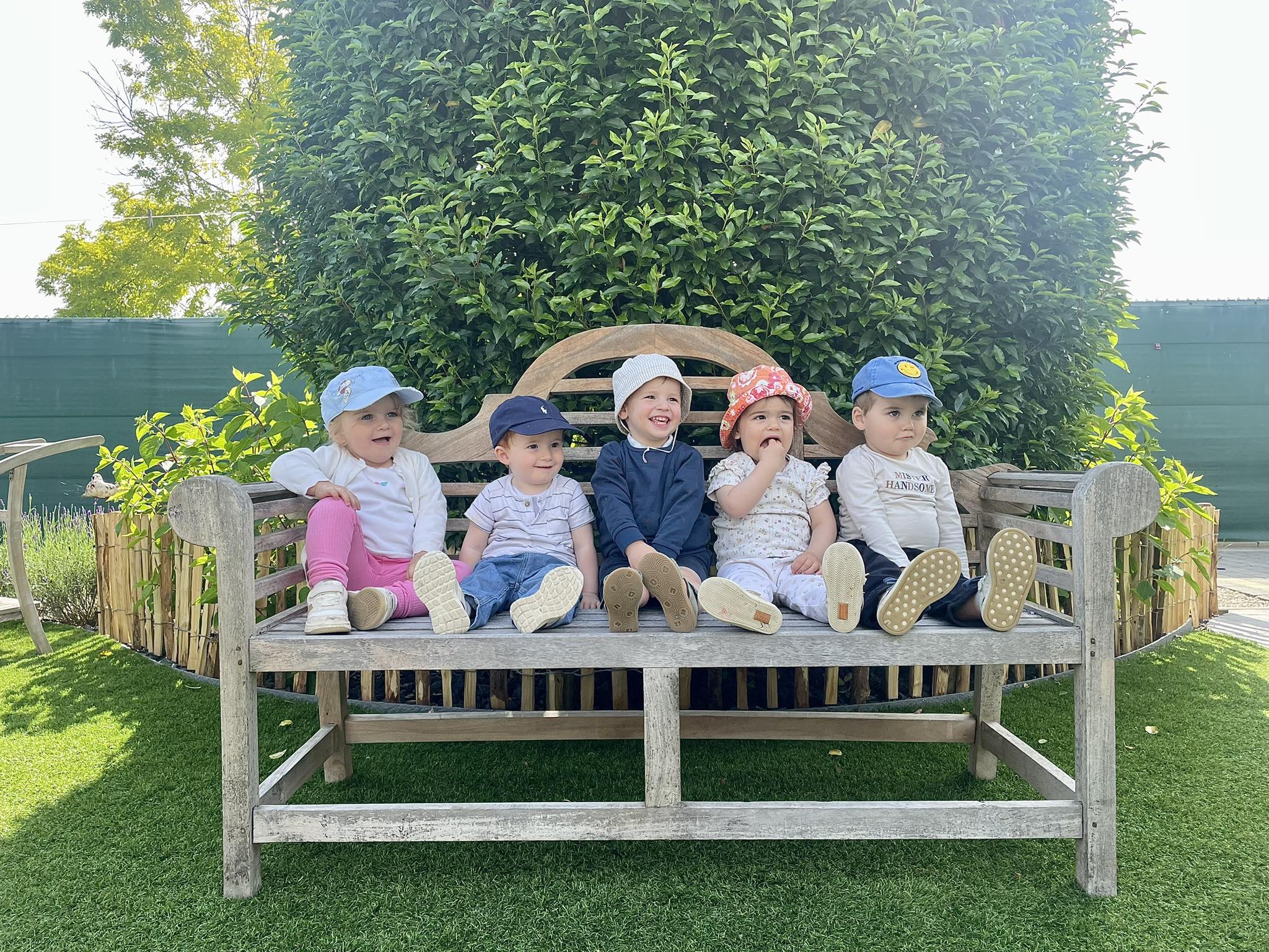 kinderen buiten op een bankje en lachen