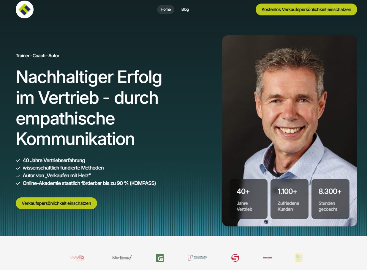 Screenshot: Startseite von Thomas Hammer – Überschrift „Nachhaltiger Erfolg im Vertrieb – durch empathische Kommunikation“, vier Kernaussagen, Porträtfoto und Kennzahlen (40+ Jahre Vertrieb, 1.100+ zufriedene Kunden, 8.300+ Stunden gecoacht)