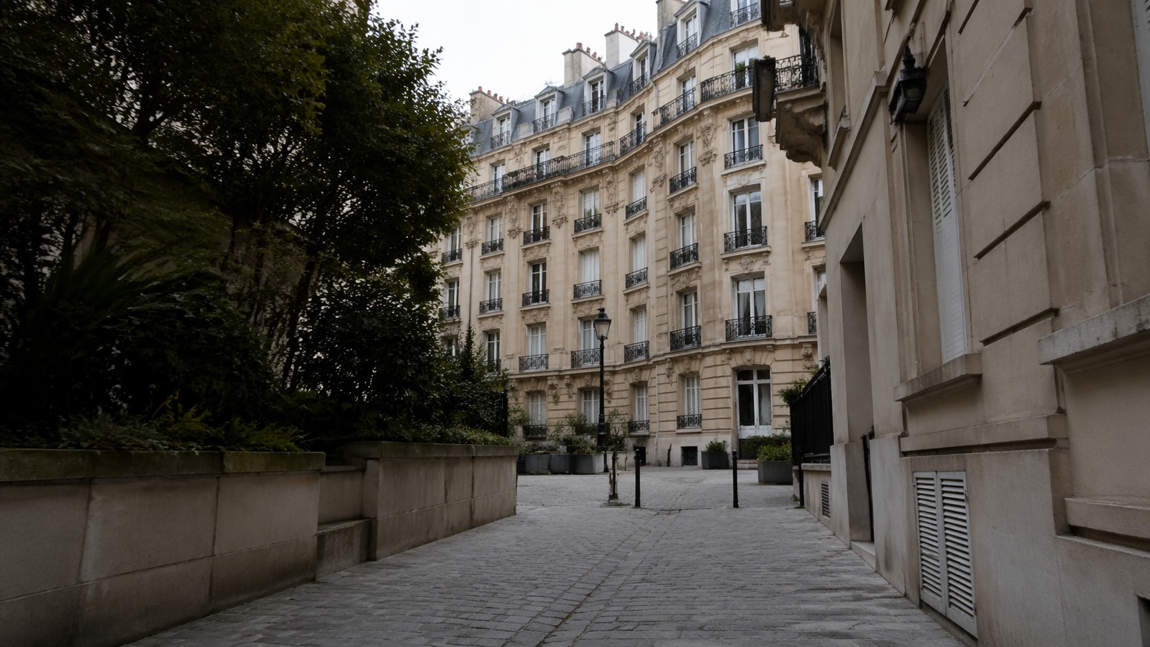 Inspection d’une toiture en zinc à tasseaux sur immeuble haussmannien à Paris 11ᵉ après signalement d’une infiltration.