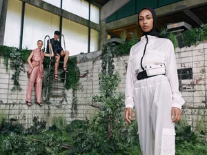 Dans le lookbook de la marque Danoise Another Aspect, le mannequin porte un costume gris et une chemise blanche