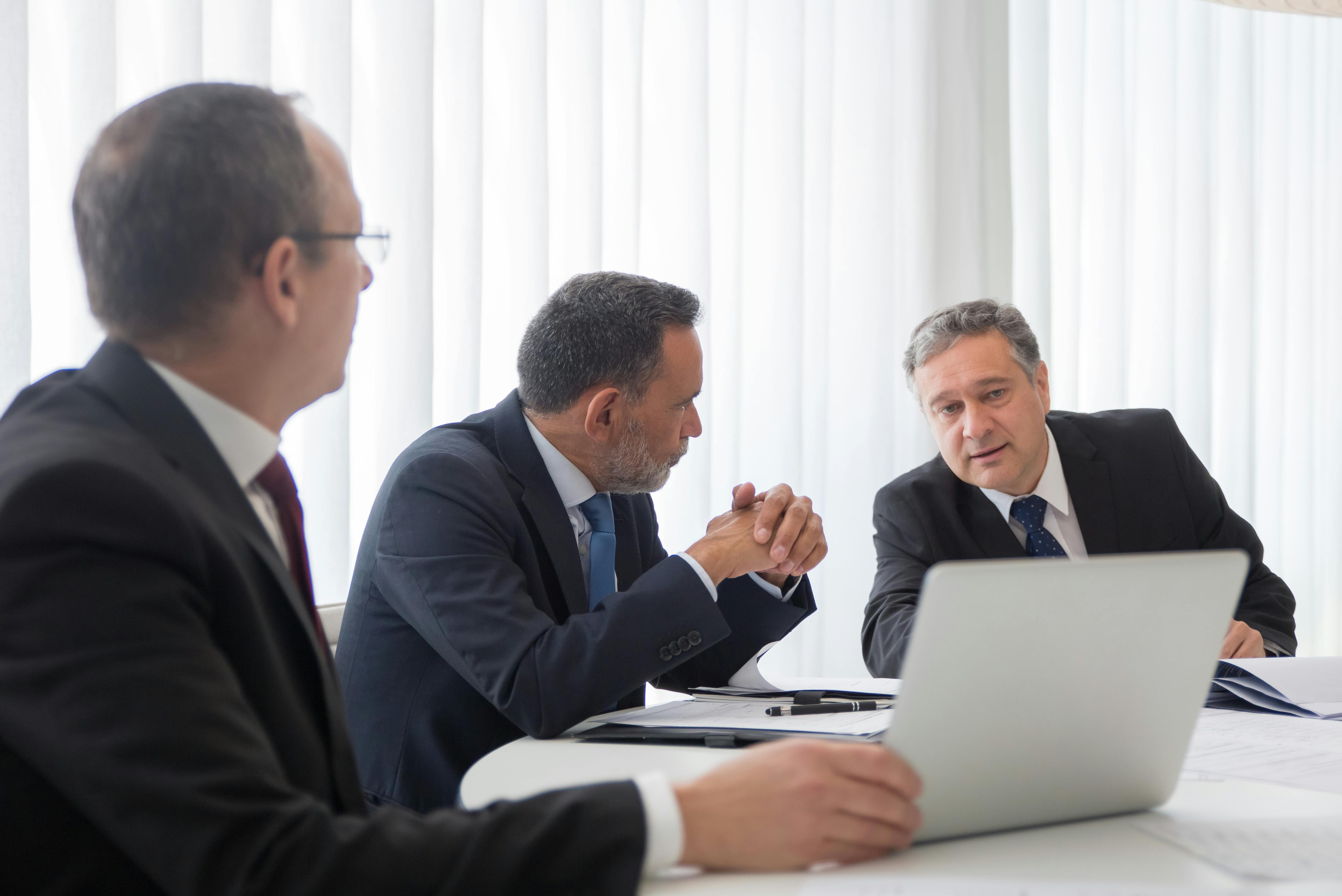 Manager in riunione con laptop: consulenza aziendale e definizione della strategia