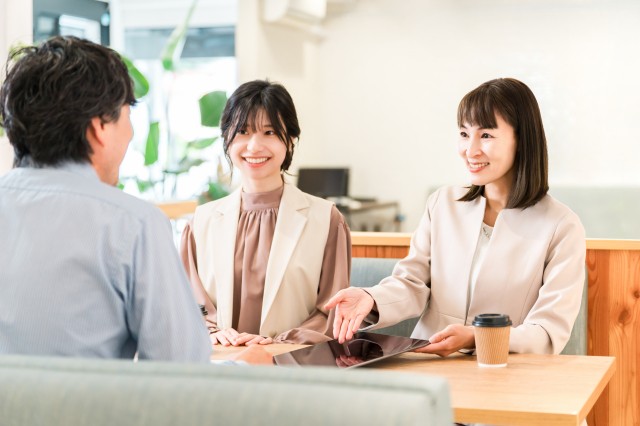 打ち合わせをしている男女