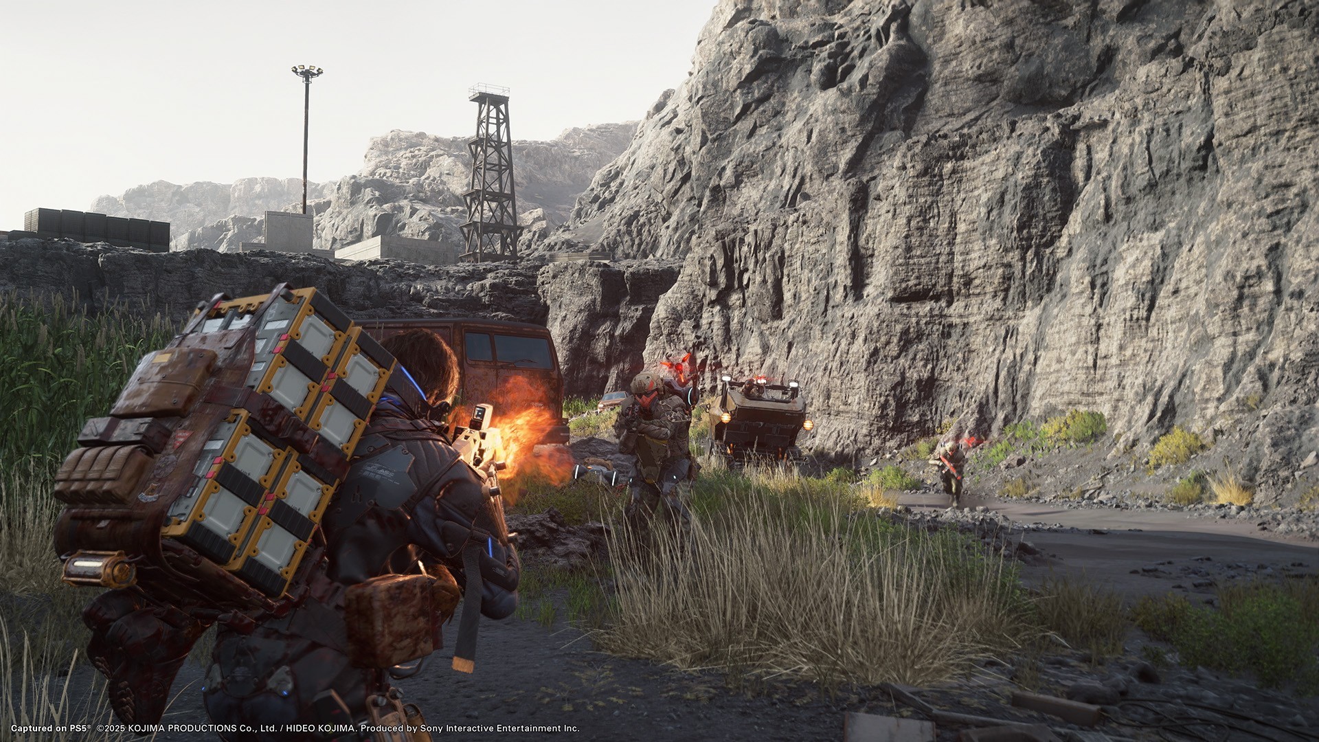 Death Stranding 2 gameplay combat en canyon désertique Sam Bridges affrontement armé environnement rocheux post-apocalyptique PC