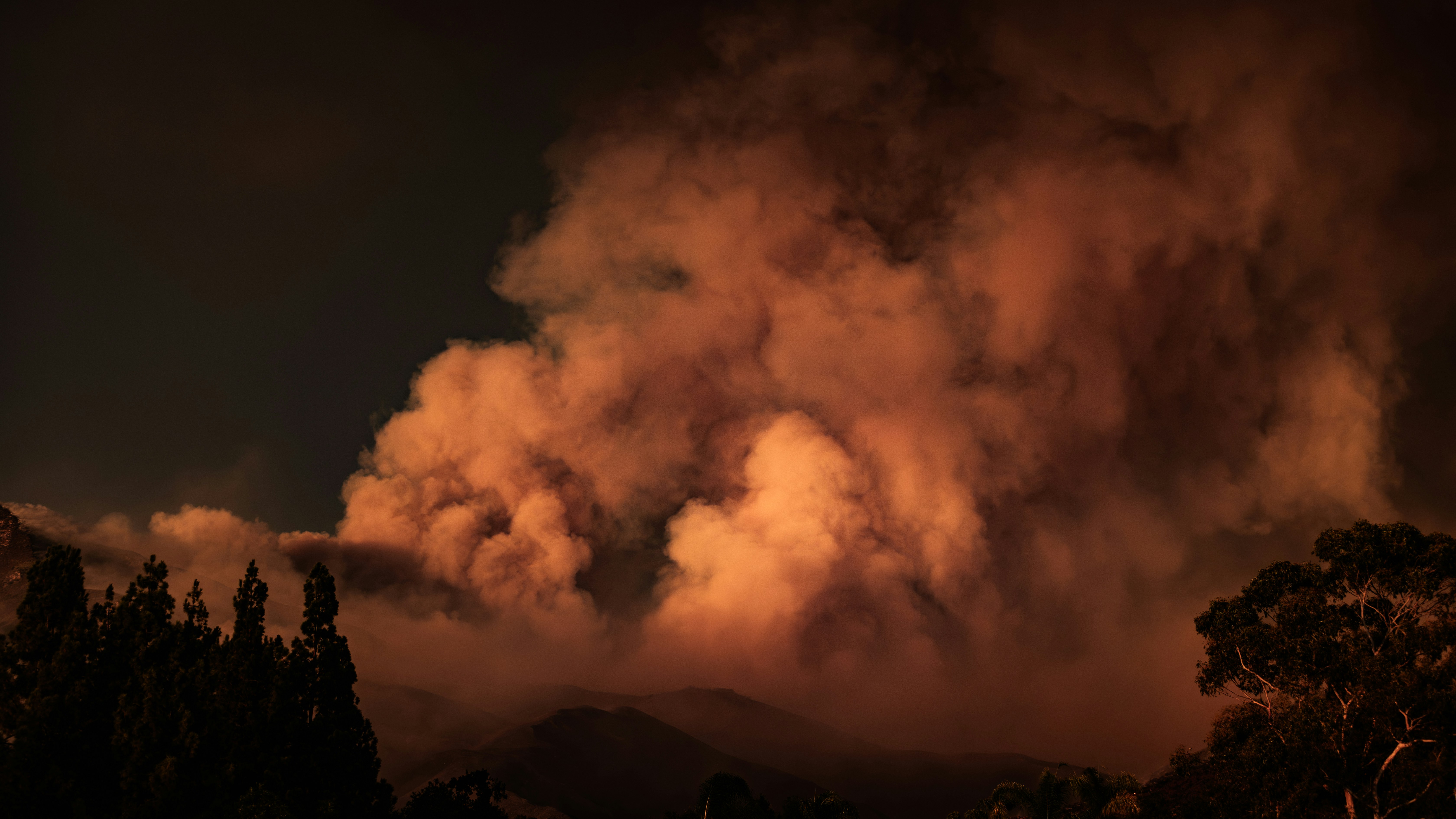 billowing smoke from wildfire