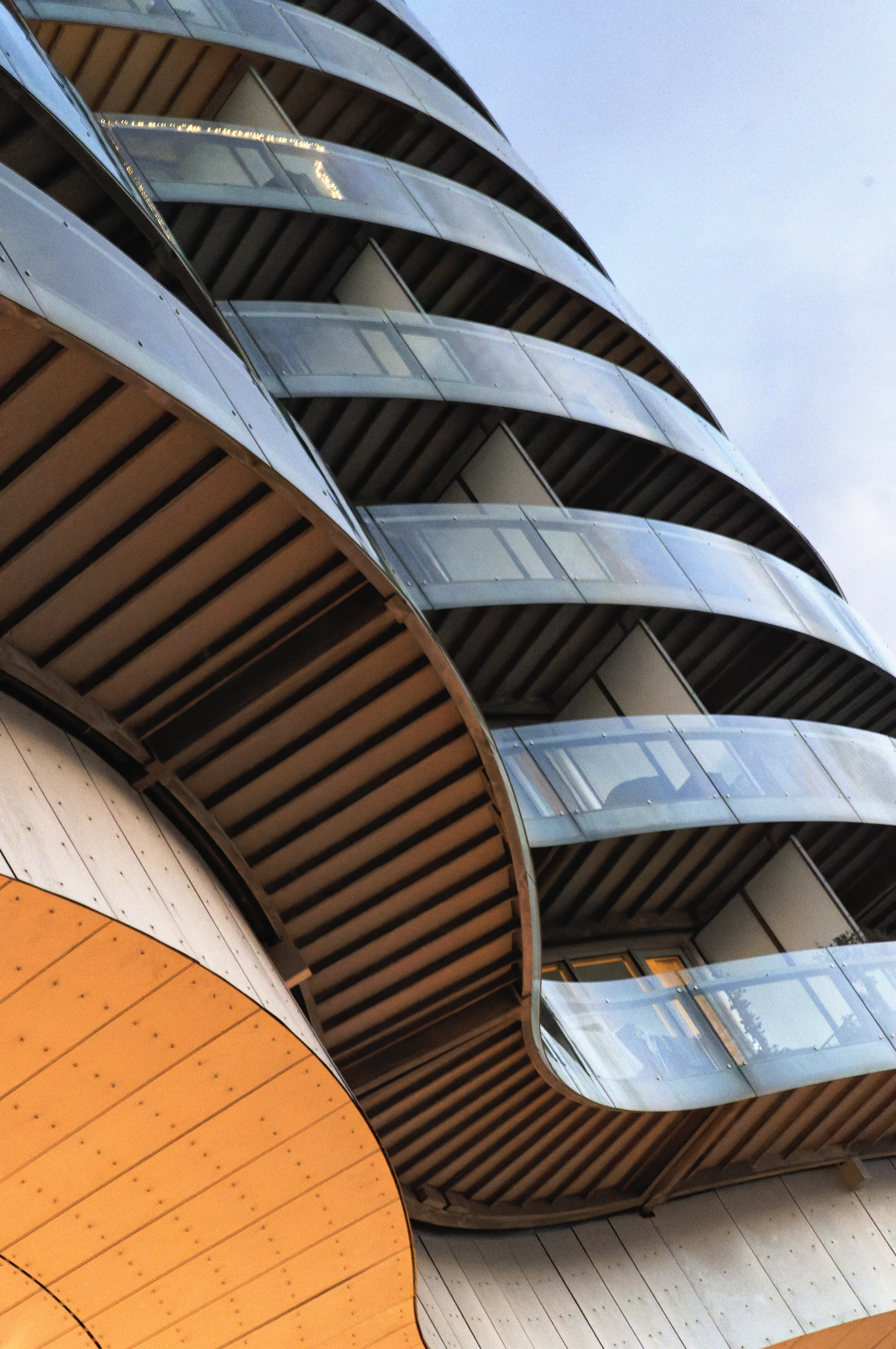 Photographie d'architecture esthétisant les lignes de construction pour une composition photographique très graphique, visuellement harmonieuse et impactante, copenhague