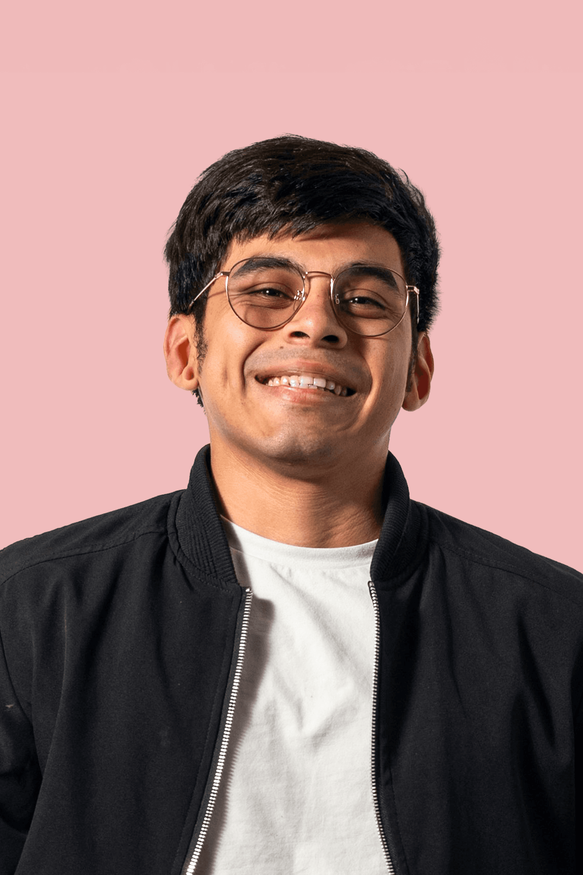 Joven profesional que refleja la diversidad generacional en equipos de trabajo