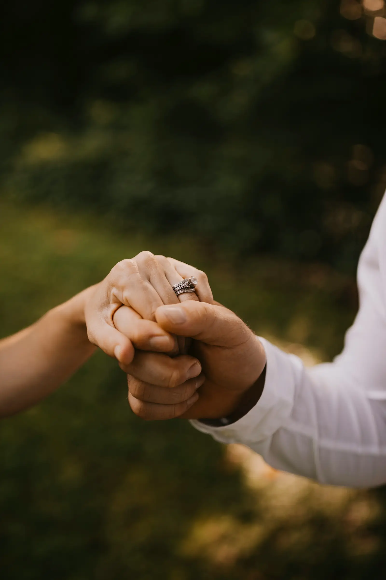 Zwei Hände, die sich halten und dadurch einen Ring präsentieren